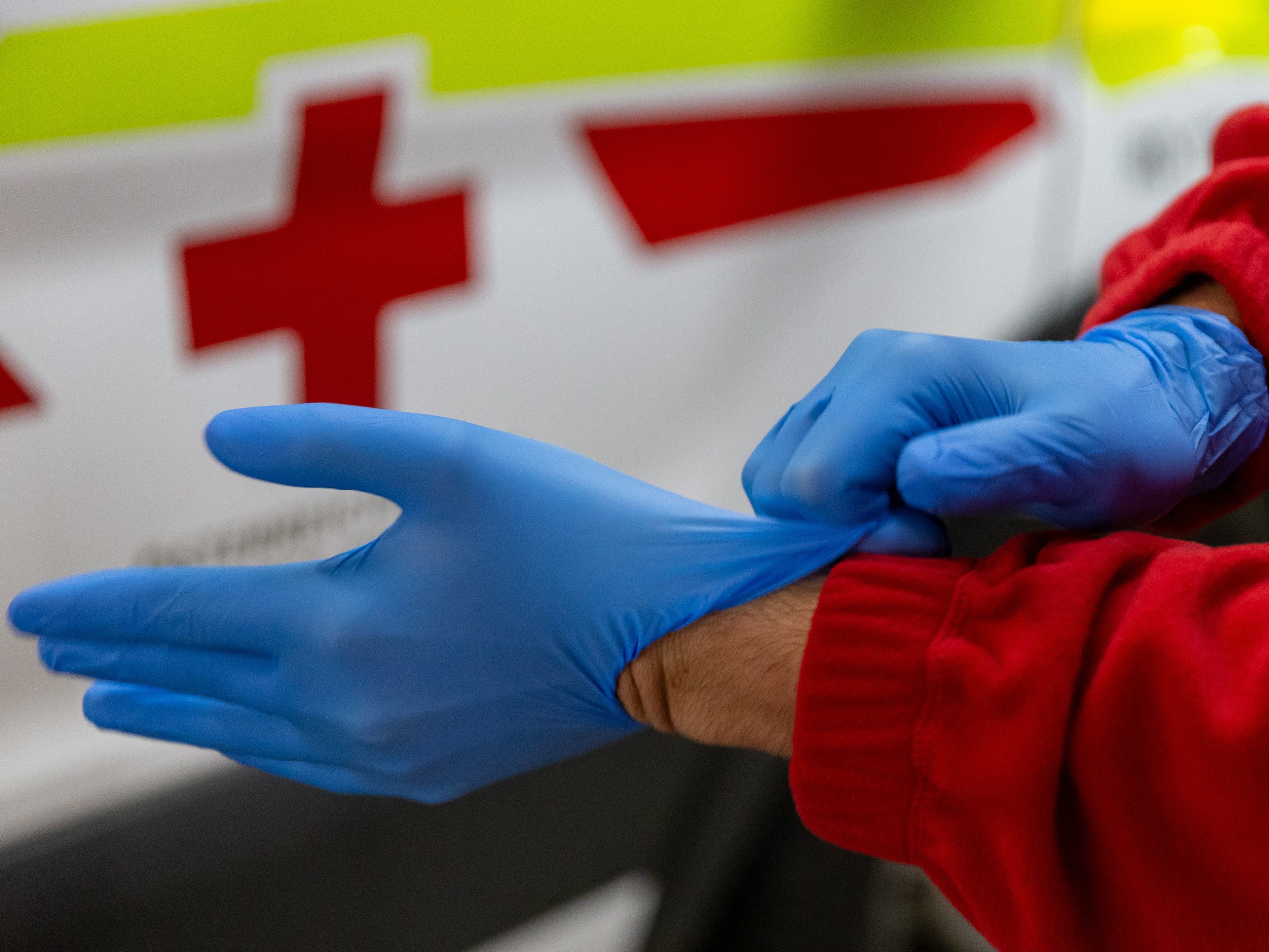 Der Diskonter Action spendete 1,5 Mio. Handschuhe.
