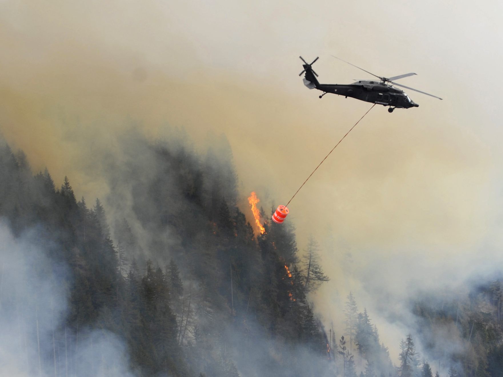 Bundesheer-Solaten halten sich im Falle eines Waldbrandes bereit.