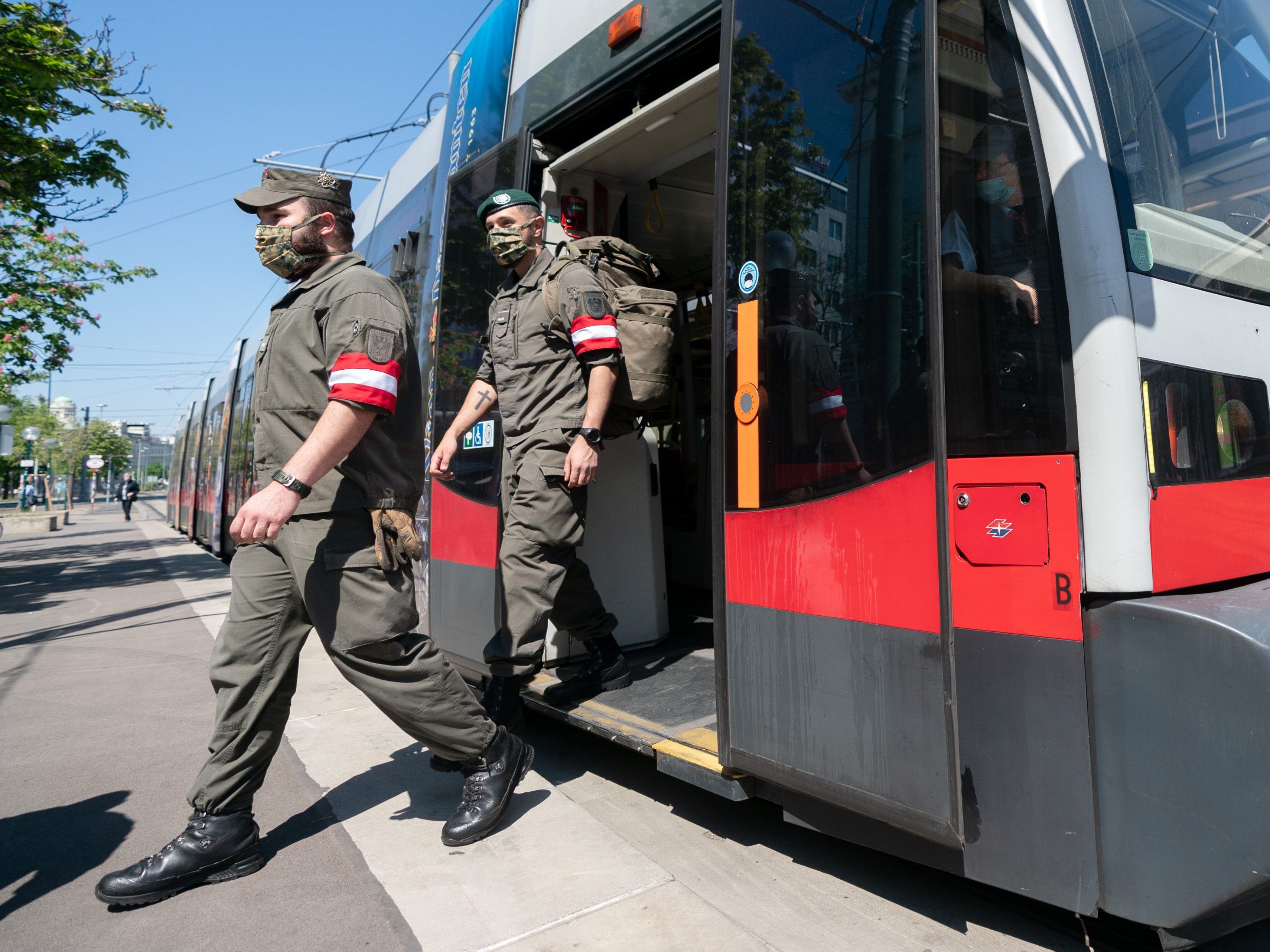 Die ersten Soldaten nutzten bereits die Öffi-Freifahrt.