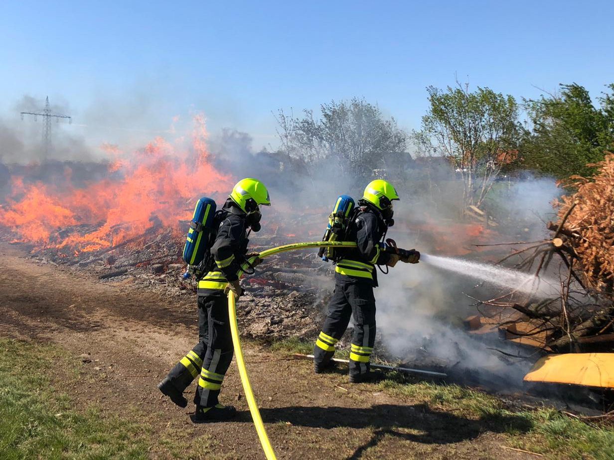 Ein Holzlagerplatz im Amstetten stand in Flammen.