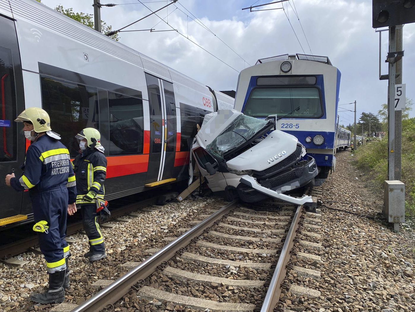 Der Kleinlastwagen wurde regelrecht zermalmt.