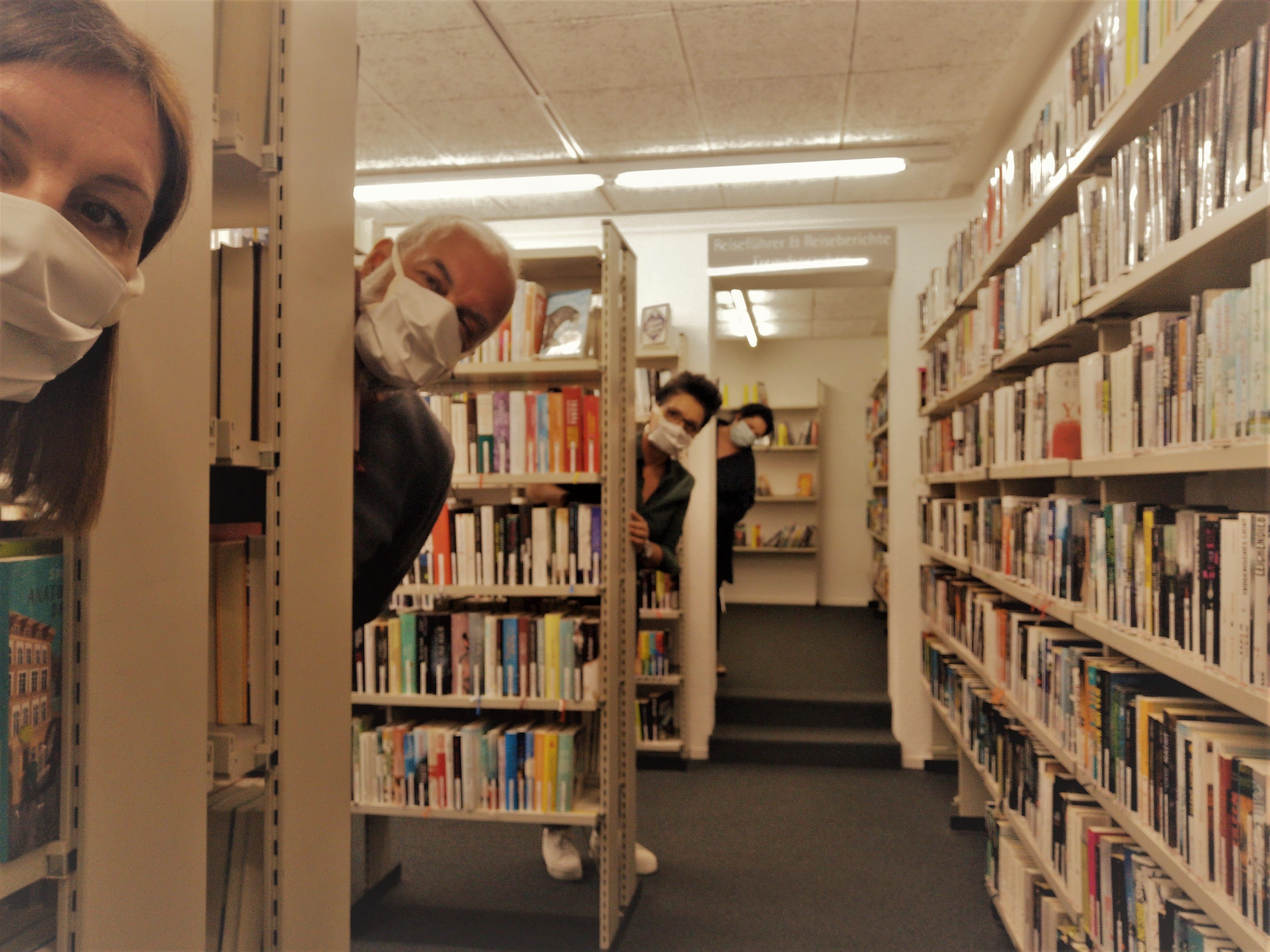 Die Bibliothek ist ab sofort wieder mit Abstand für ihre KundInnen da. Die Bibliothek ist ab sofort wieder mit Abstand für ihre KundInnen da.