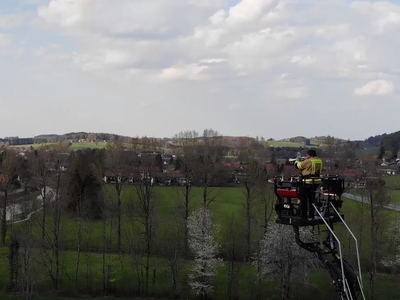Trompetensolo auf der Drehleiter - eine schöne Geste der Feuerwehr.