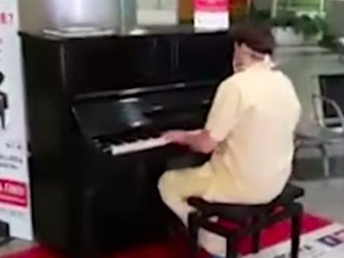 Arzt spielt Queen-Hit auf dem Klavier Arzt spielt Queen-Hit auf dem Klavier