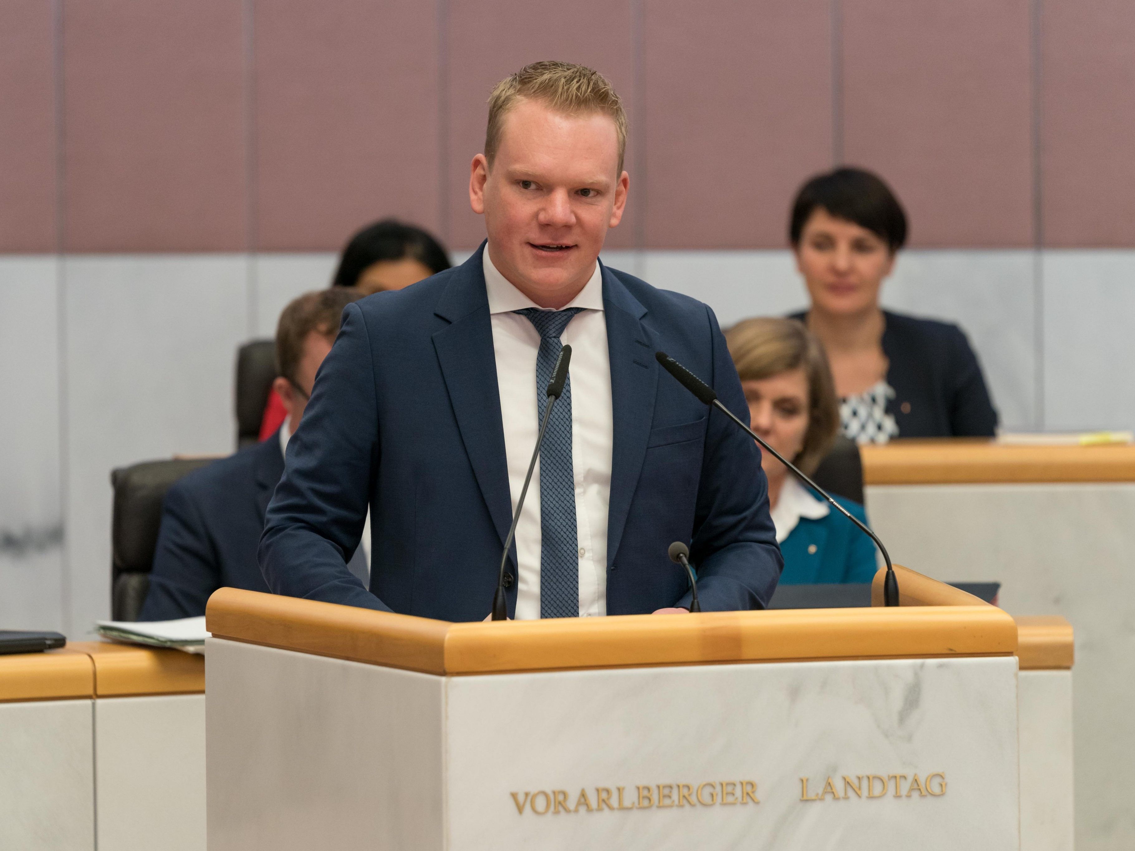 Bitschi kündigt an, dass die Vorarlberger FPÖ-Landtagsabgeordneten insgesamt 8.000 Euro spenden werden. Bitschi kündigt an, dass die Vorarlberger FPÖ-Landtagsabgeordneten insgesamt 8.000 Euro spenden werden.