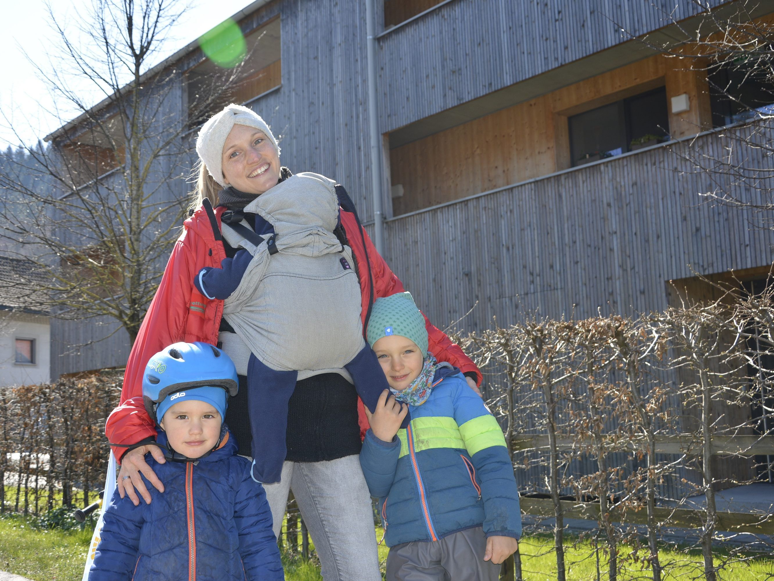 Anja Smith genießt den Sonnenschein beim täglichen Spaziergang mit ihren drei kleinen Buben.