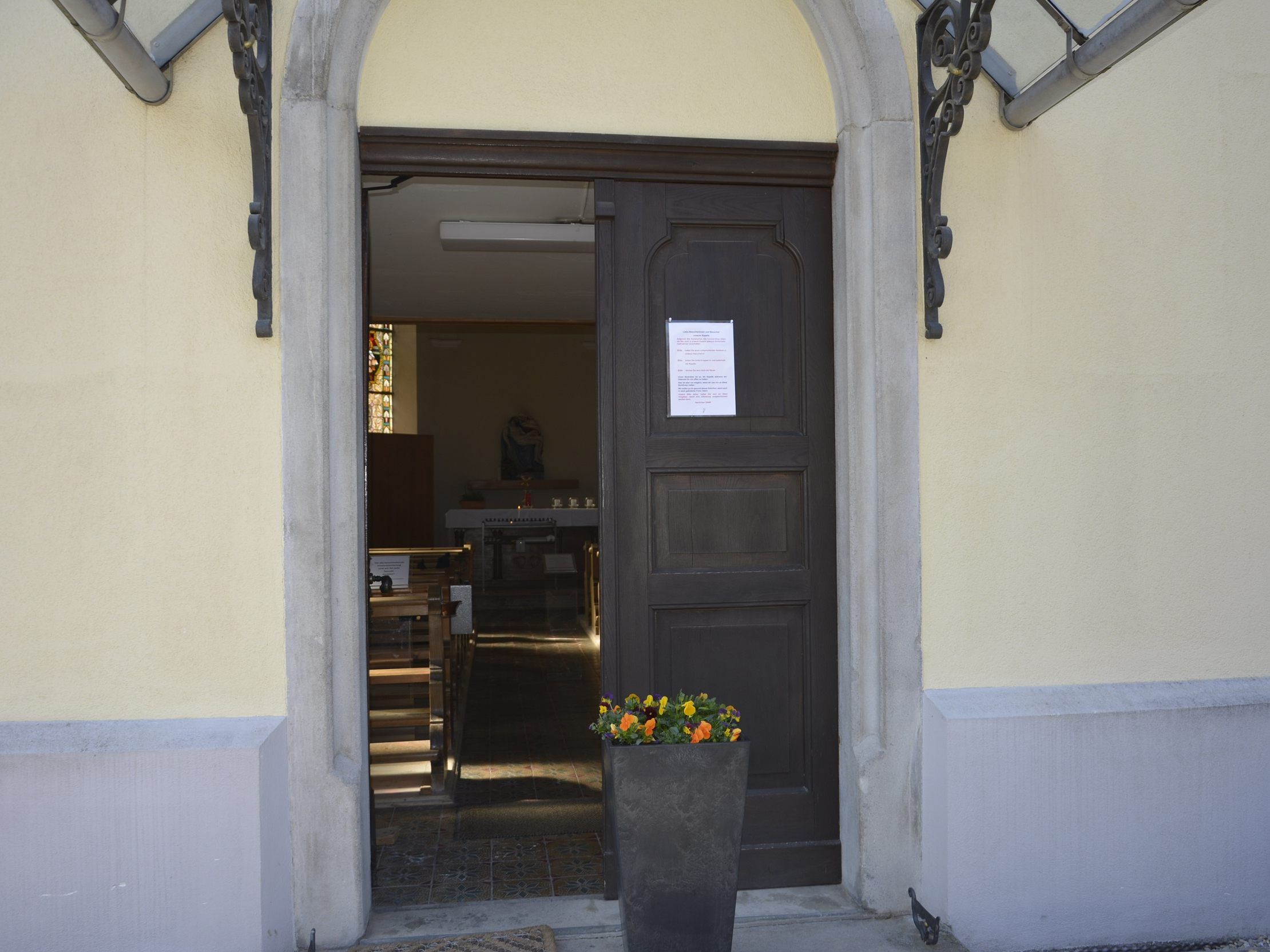 Derzeit steht die Türe der Vorderachmühler Kapelle offen. Es werden Möglichkeiten im Hinblick auf Ostern geboten. Derzeit steht die Türe der Vorderachmühler Kapelle offen. Es werden Möglichkeiten im Hinblick auf Ostern geboten.