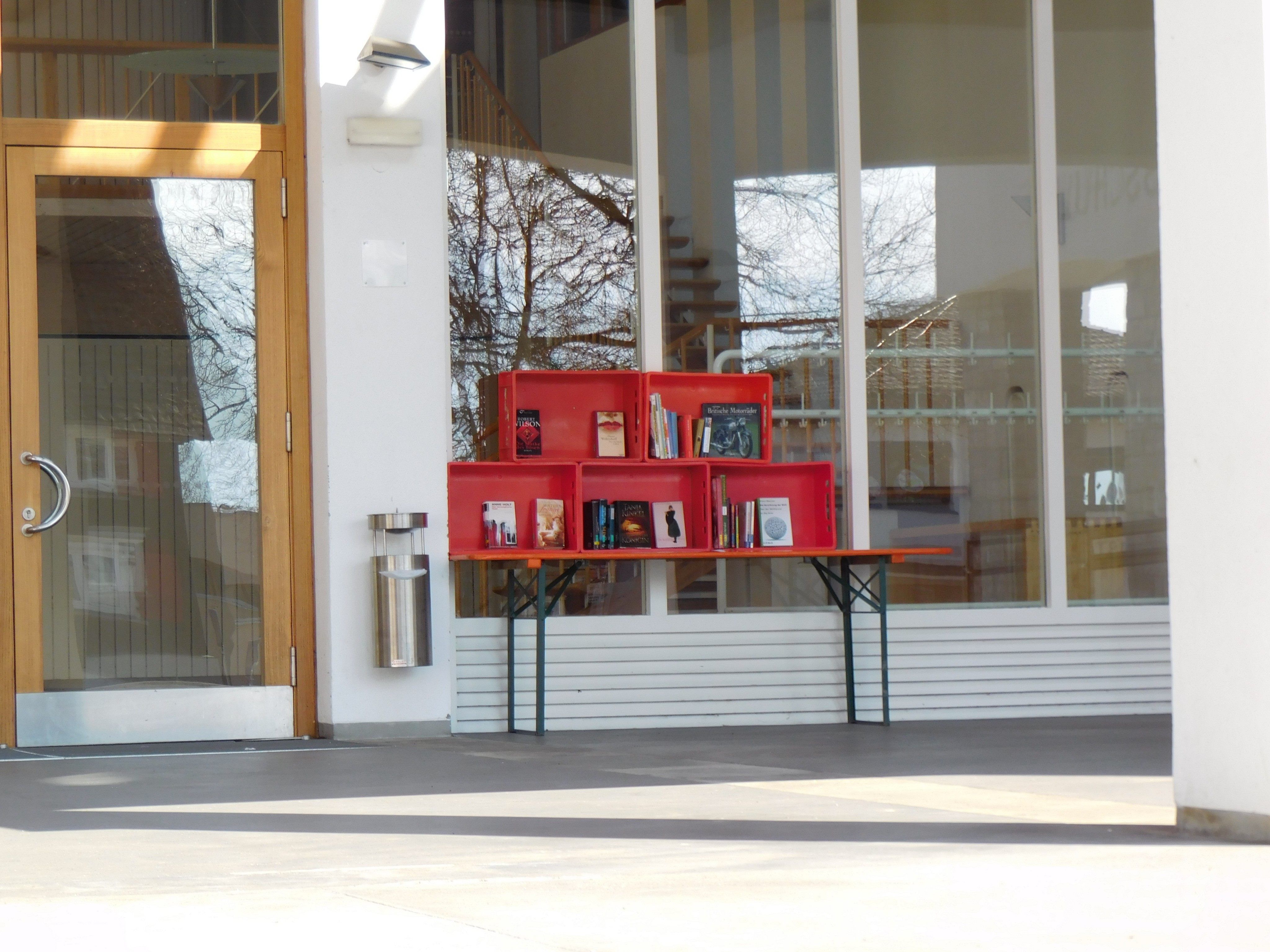 Der offene Büchertisch beim Winzersaal lädt zum Lesen ein Der offene Büchertisch beim Winzersaal lädt zum Lesen ein