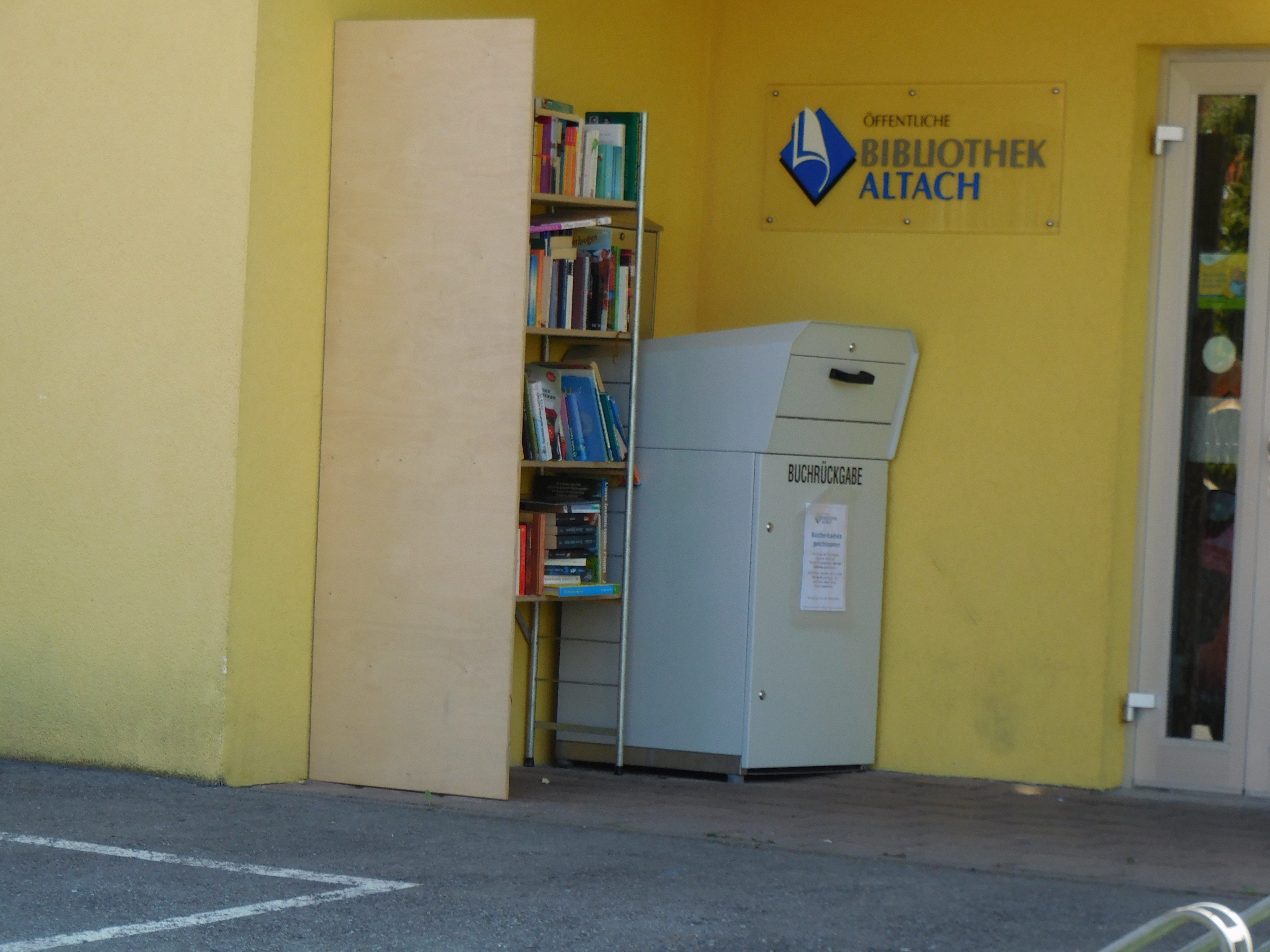 Die Bibliothek bietet ein offenes Bücherregal