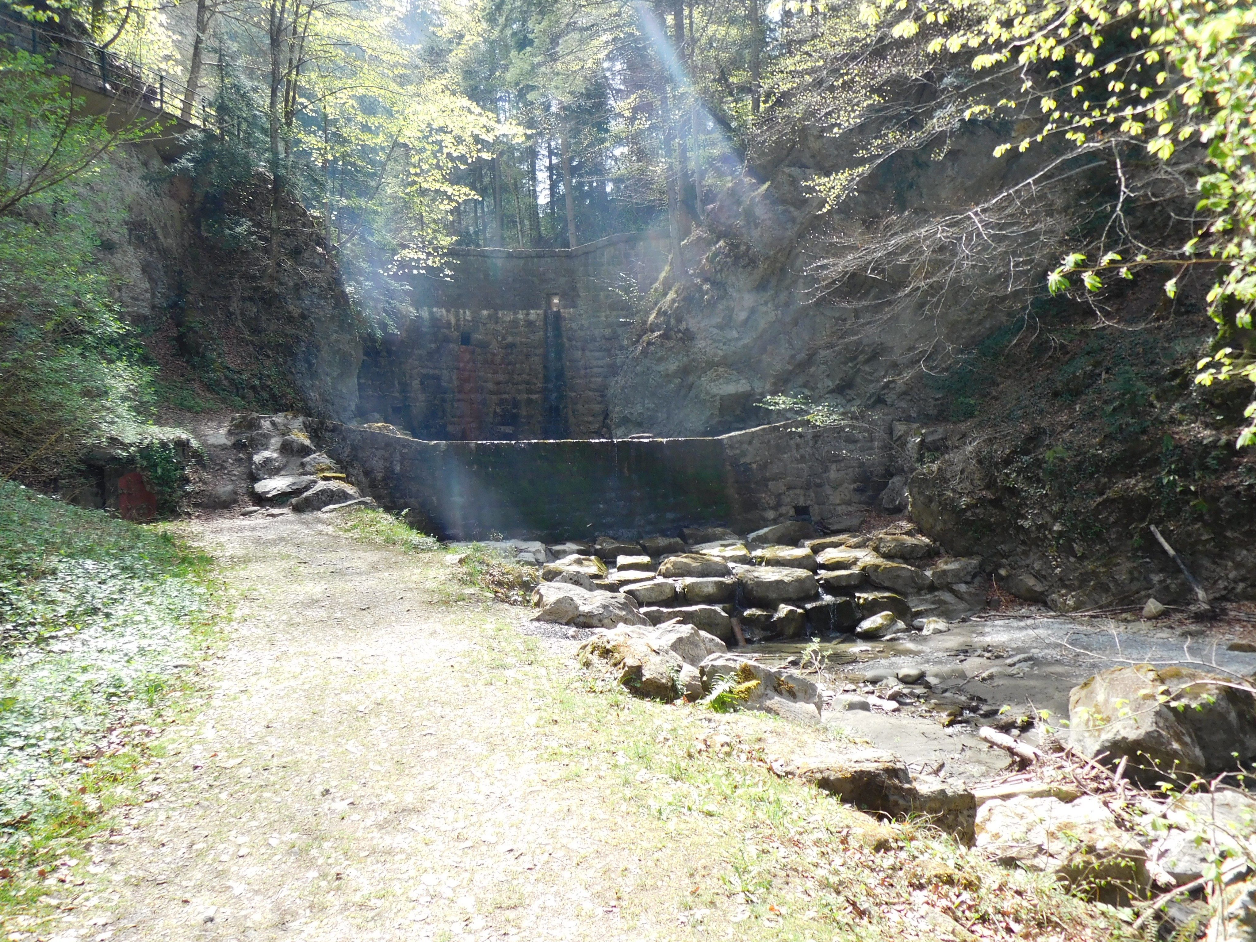 Hinter dem Wasserfall entsteht eine neue Wildholzrechenanlage Hinter dem Wasserfall entsteht eine neue Wildholzrechenanlage