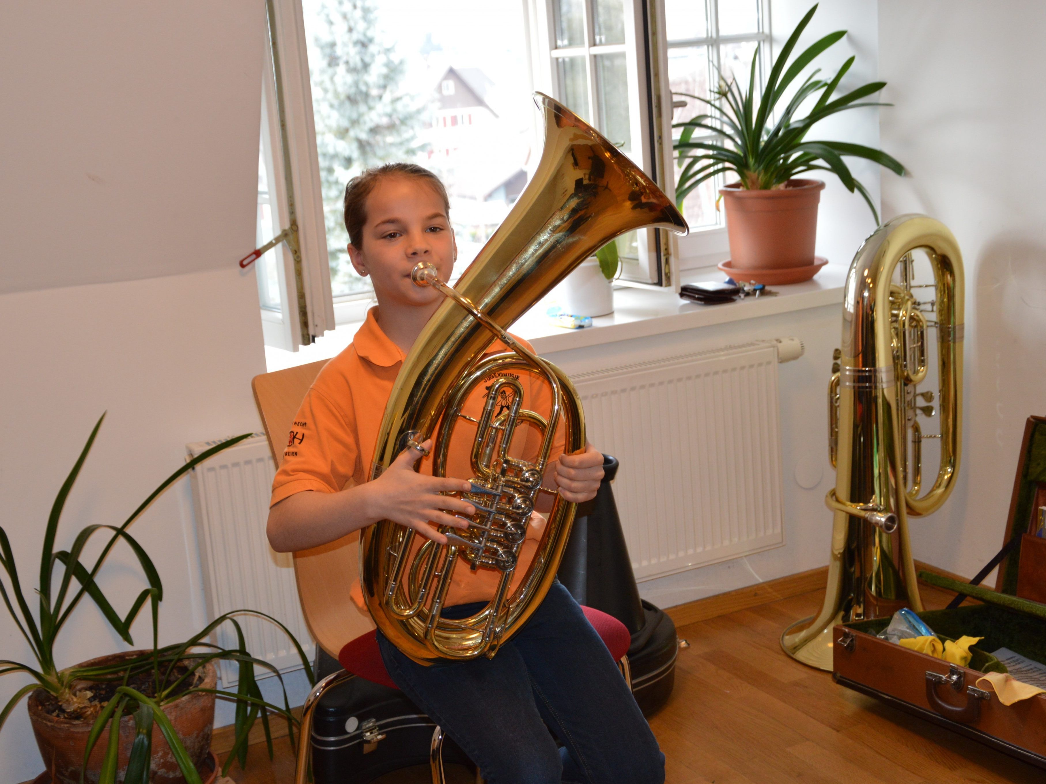 Emma versucht sich auf dem Tenorhorn Emma versucht sich auf dem Tenorhorn