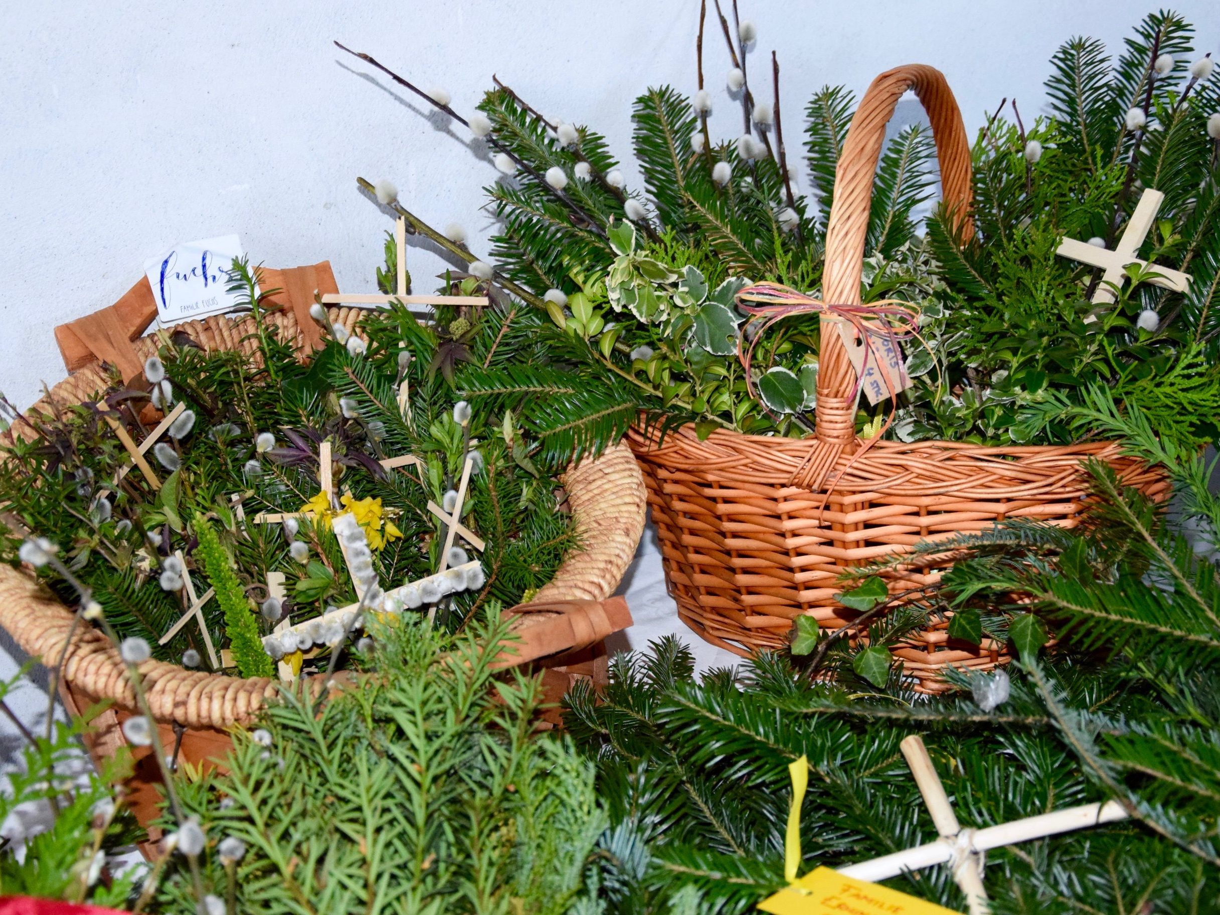 Die Palmbuschen wurden am Samstag zum Tschaggunser Pfarrhaus gebracht und am Palmsonntag bei einer Messfeier gesegnet. Die Palmbuschen wurden am Samstag zum Tschaggunser Pfarrhaus gebracht und am Palmsonntag bei einer Messfeier gesegnet.