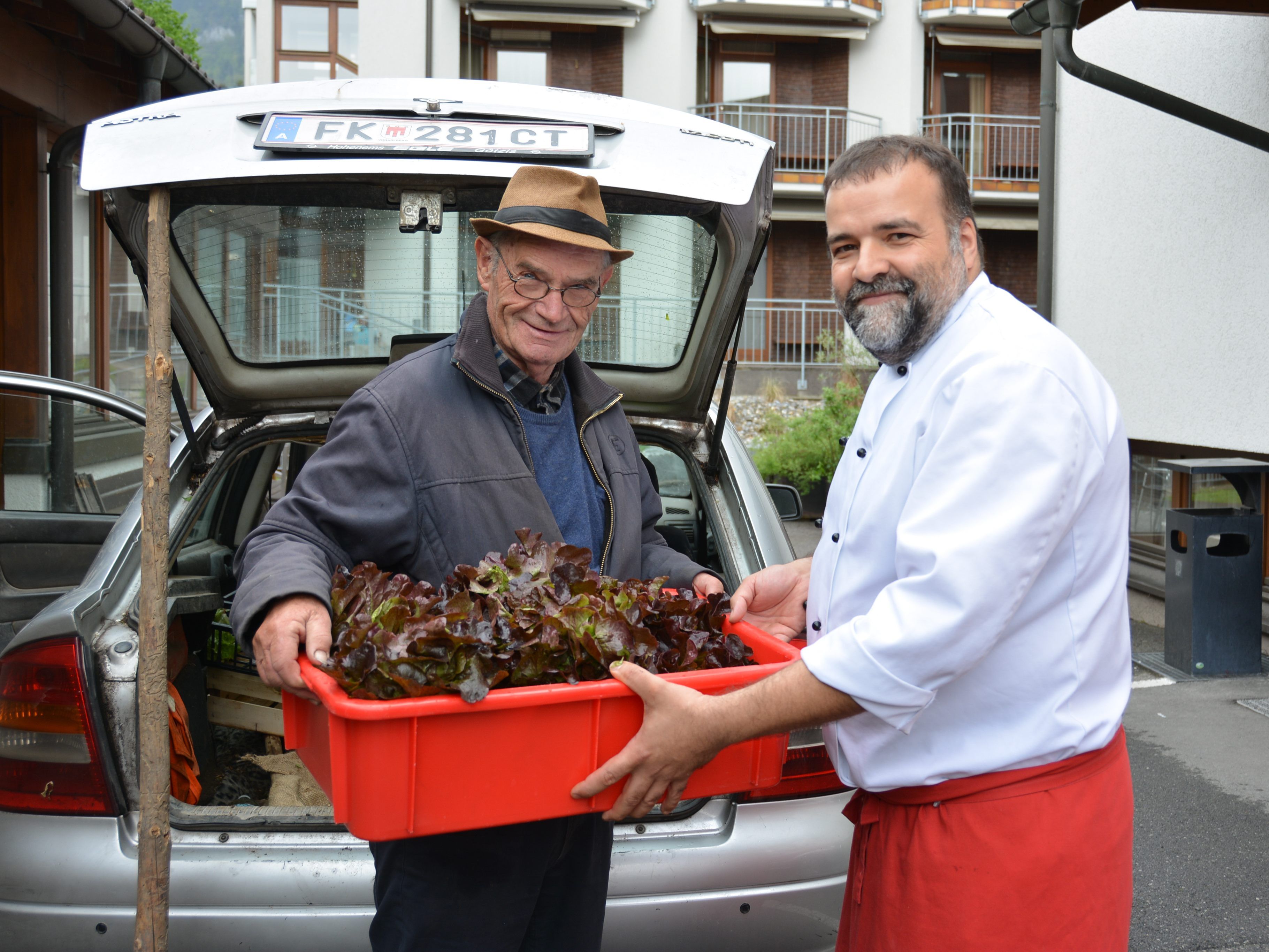 Biobauer Elmar Ströhle und Küchenleiter Klaus Gröber. Momentan werden die Waren für die HDG-Küche ohne Kontakt vor dem Eingang abgeladen.
