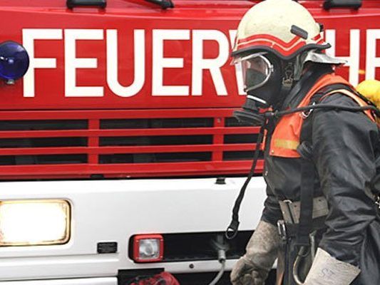Die Feuerwehr rettete in Wien-Simmering acht Bewohner bei einem Kellerbrand. Die Feuerwehr rettete in Wien-Simmering acht Bewohner bei einem Kellerbrand.