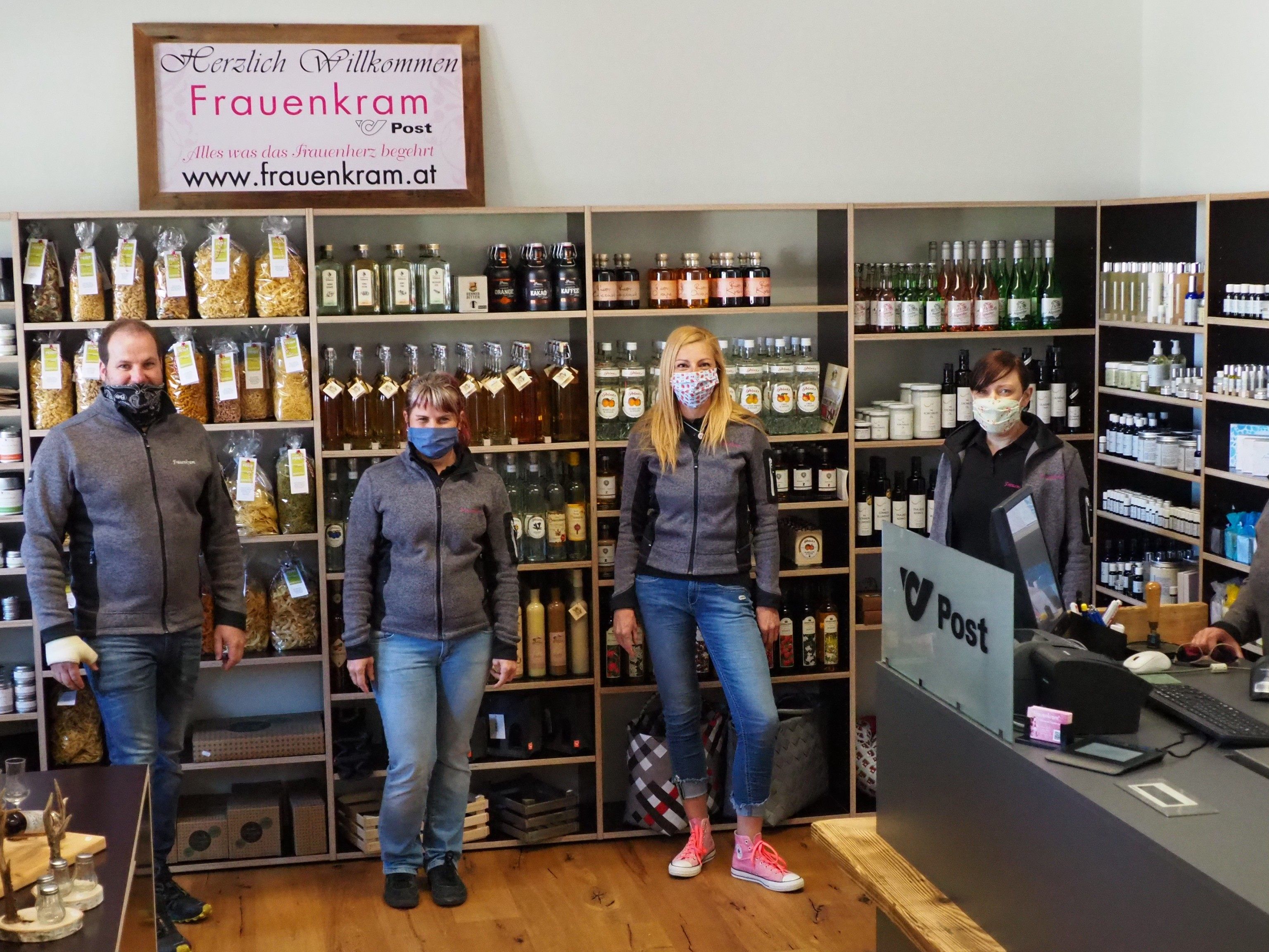 Das Frauenkram Team: Manuel, Davina, Karin, Tanja, Patricia Das Frauenkram Team: Manuel, Davina, Karin, Tanja, Patricia