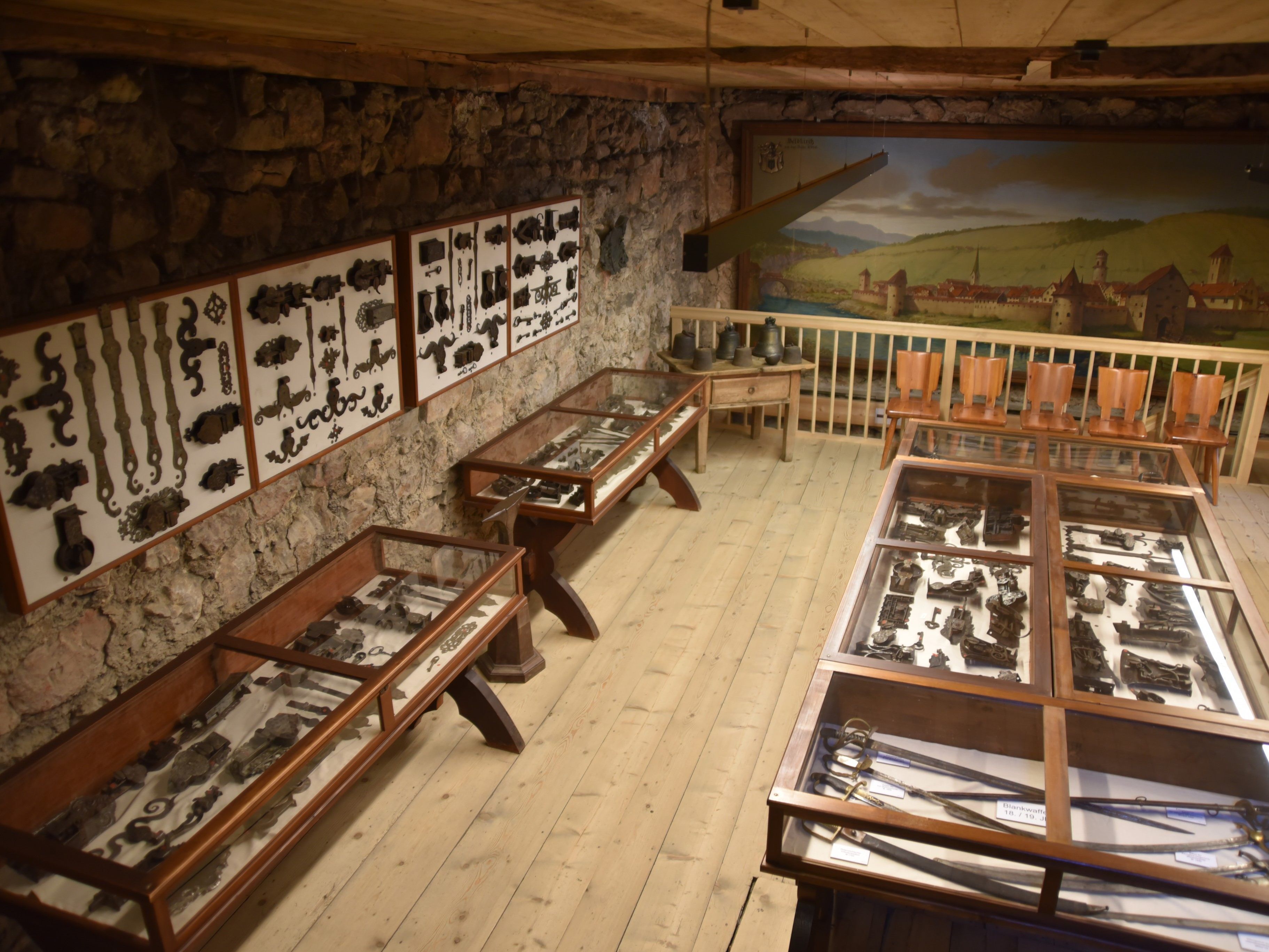 Beeidruckende Schmiedekunst begegnet dem Besucher im ehemaligen Depotraum des Museums im Bergfried. Beeidruckende Schmiedekunst begegnet dem Besucher im ehemaligen Depotraum des Museums im Bergfried.