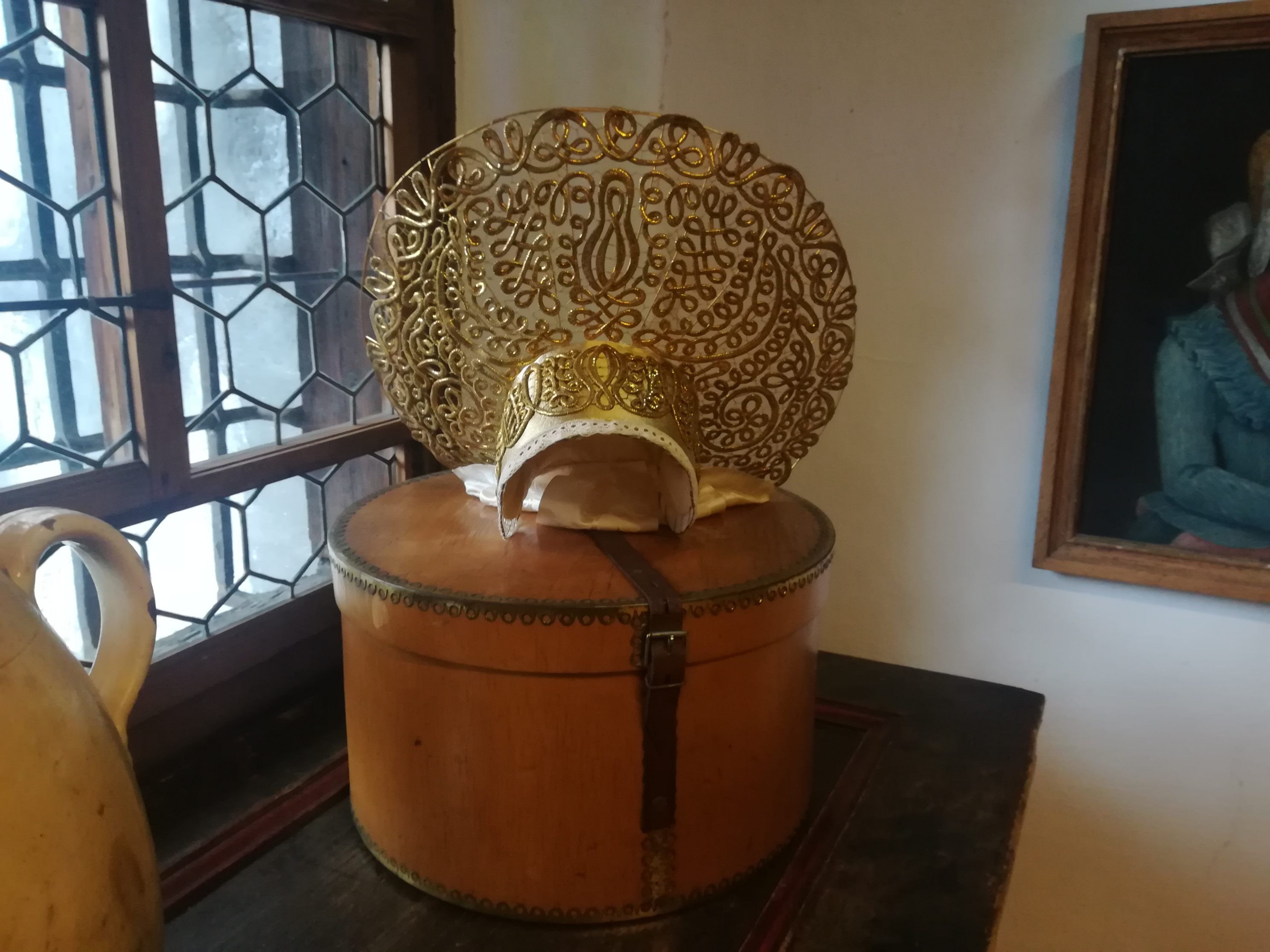 Rund 350 Arbeitsstunden benötigt die Anfertigung einer so prachtvollen Gold-Radhaube.