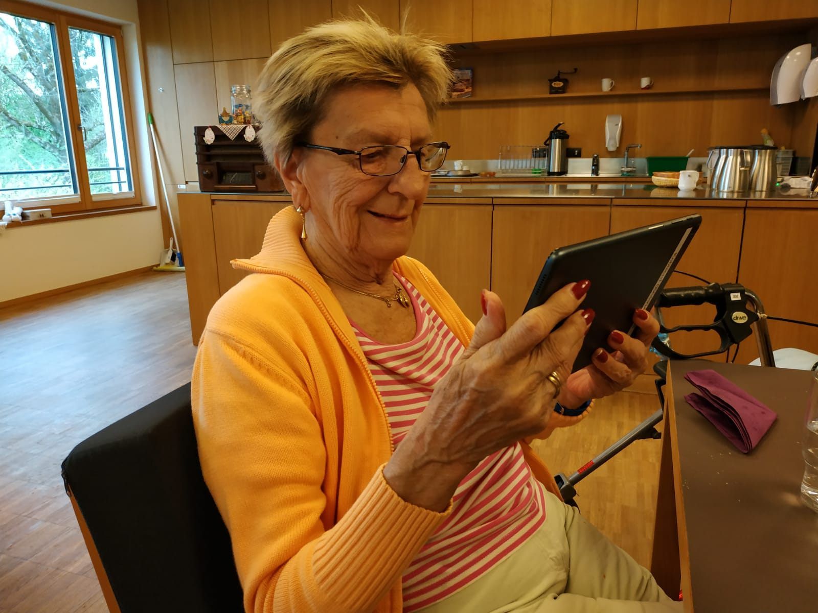 Die neuen Tablets ermöglichen den Kontakt zu Angehörigen. Die neuen Tablets ermöglichen den Kontakt zu Angehörigen.