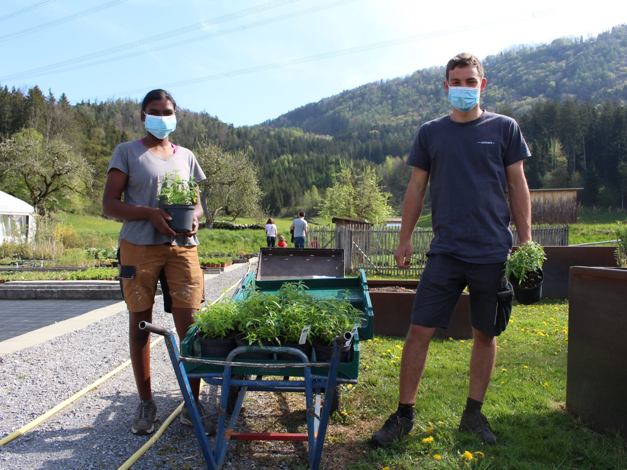 Theresia Jochum und Samuel Morscher packen am Sunnahof mit an. Theresia Jochum und Samuel Morscher packen am Sunnahof mit an.
