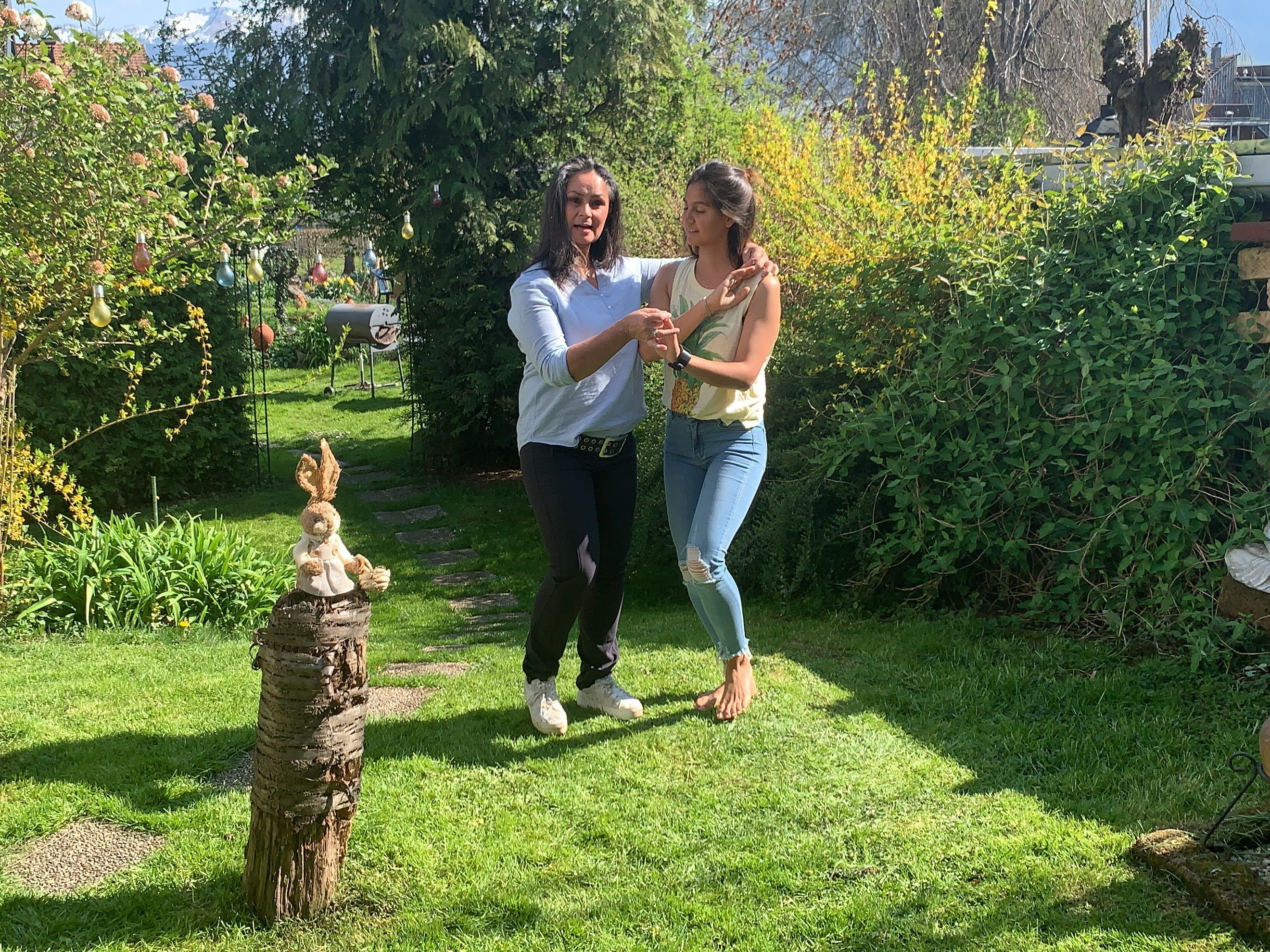 Juanita Hieble-Tomio und Tochter Anna zeigen wie es geht: Tanzen kann auch daheim sehr viel Spaß machen.