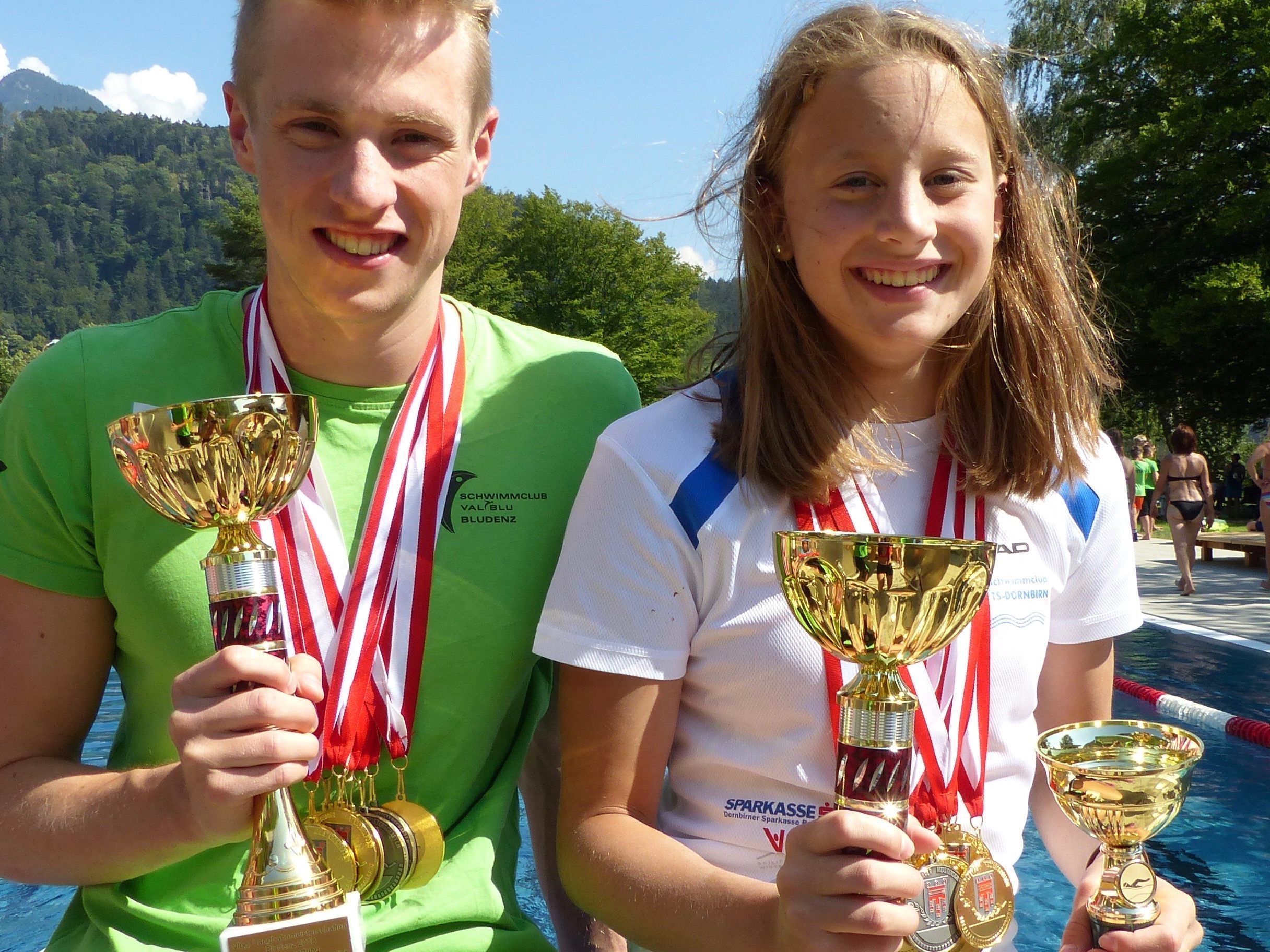 Hanna Röser (im Bild mit Schwimmkollege Jan Niedermayr) sammelt fleißig Medaillen, Pokale und Rekorde.