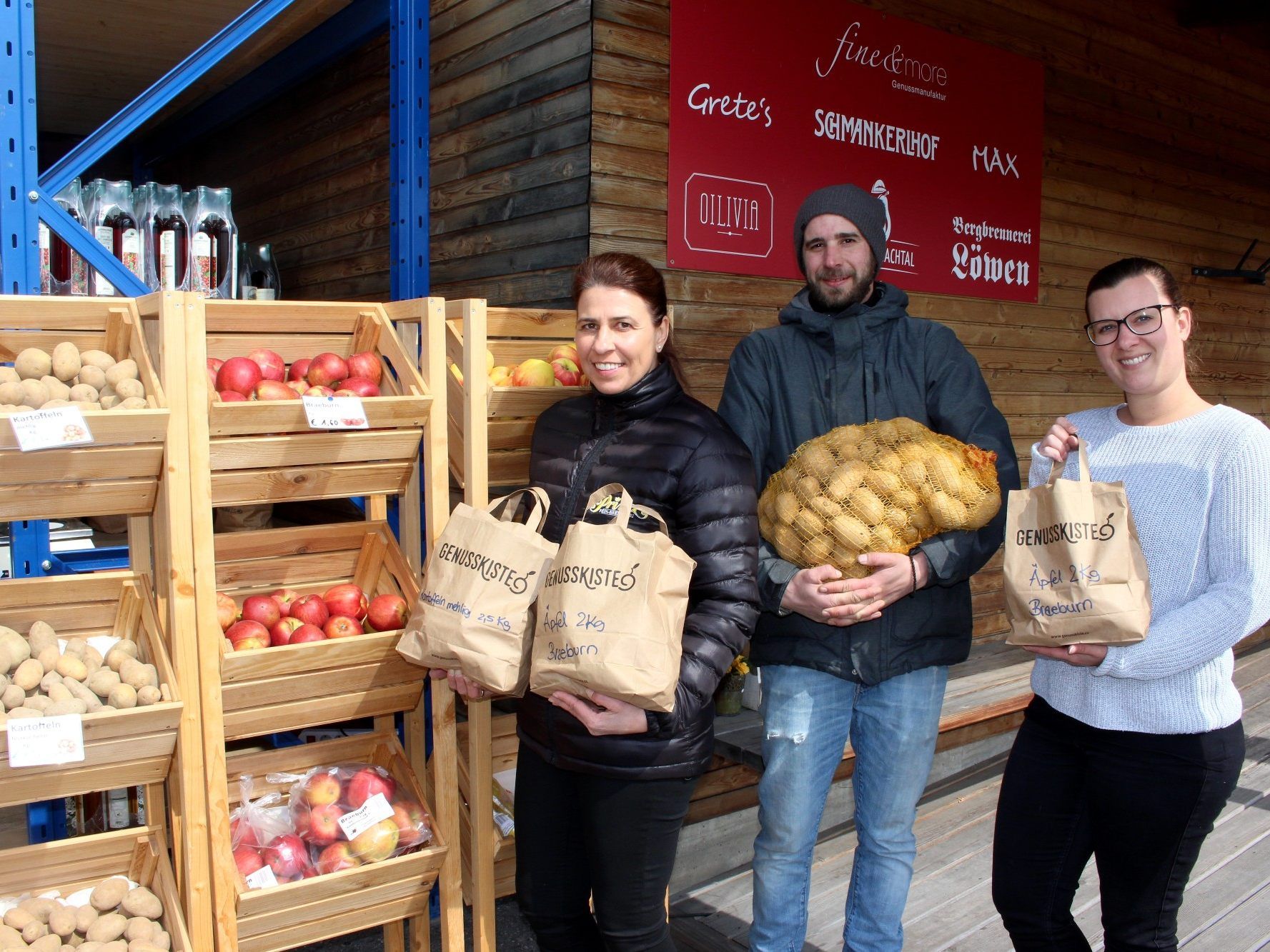 Neben verschiedenen Apfelsorten haben in der „Genusskiste“ derzeit Kartoffeln Saison. Aktuell im Angebot auch ein Hand- und Flächendesinfektionsmittel. Neben verschiedenen Apfelsorten haben in der „Genusskiste“ derzeit Kartoffeln Saison. Aktuell im Angebot auch ein Hand- und Flächendesinfektionsmittel.