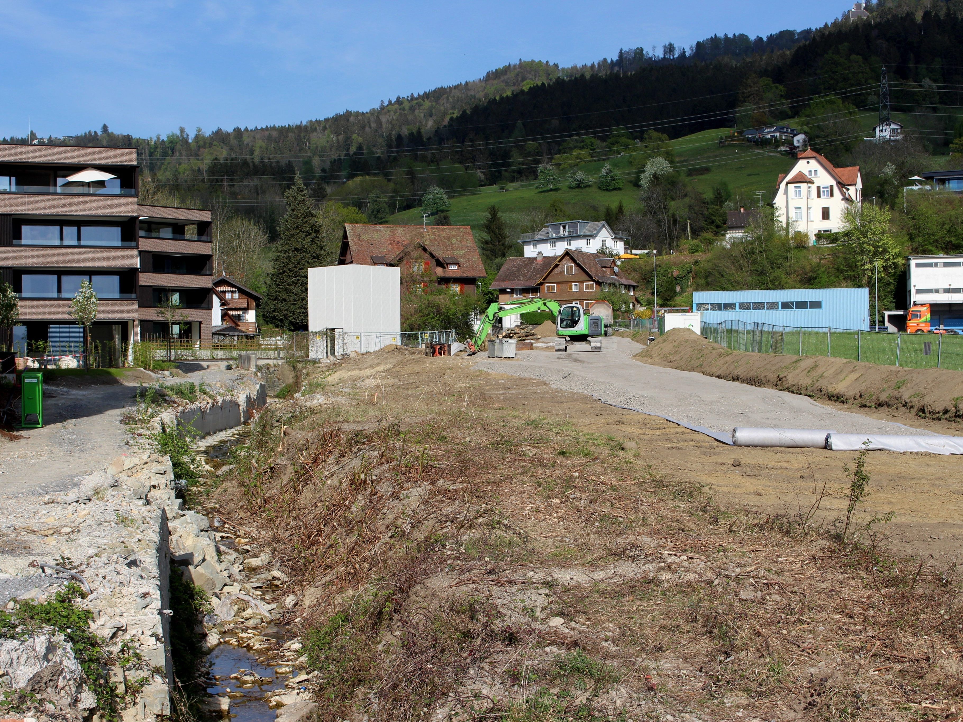 Im 2. Bauabschnitt im Rahmen des Projektes „Hochwasserschutzausbau Kugelbeerbach und Oberlochauerbach“ wird nun der Kugelbeerbach von der L 190 bis hinauf zur L1 geräumt, ausgebaut und renaturiert.