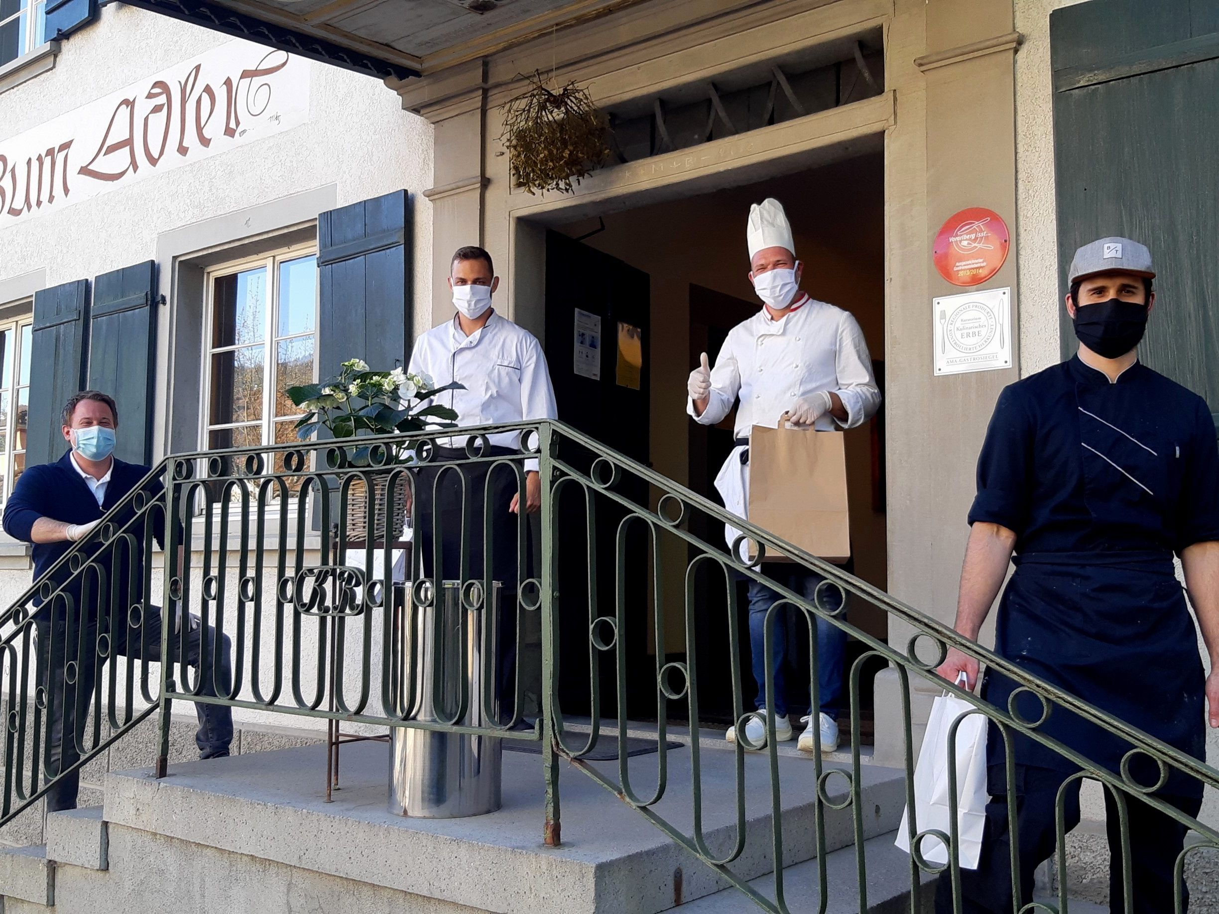 An Guata aus Lochau! Philipp Rainer und sein Team sind für ihren Abhol-Service „Genuss über d’Gass“ bestens gerüstet. An Guata aus Lochau! Philipp Rainer und sein Team sind für ihren Abhol-Service „Genuss über d’Gass“ bestens gerüstet.