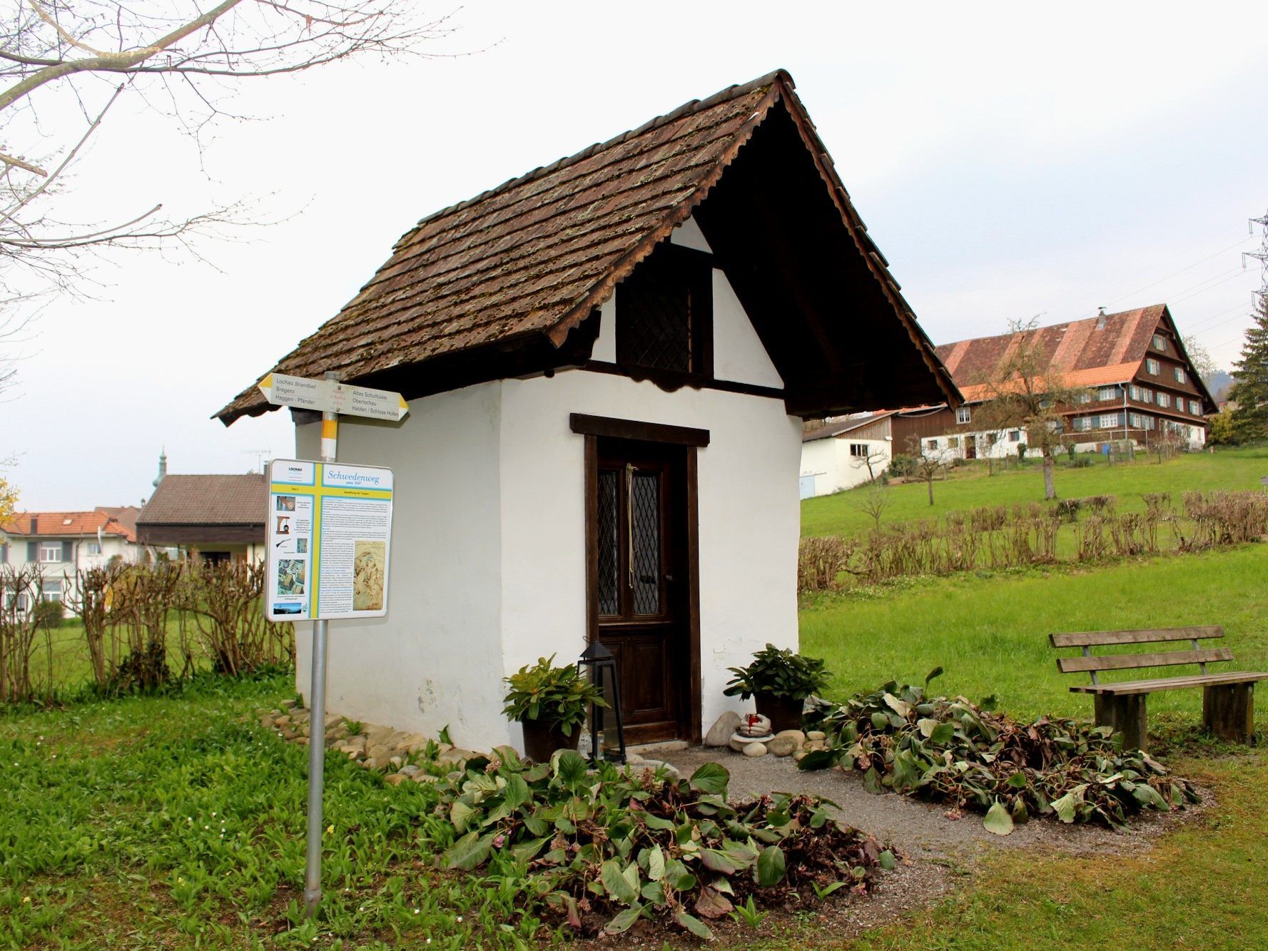 Die Rochus-Kapelle im Kugelbeer am Fußweg zum Spehler ist geöffnet. Der Hl. Rochus ist neben der Hl. Corona, dem Hl. Sebastian, dem Hl. Christophorus und dem Hl. Damian de Veuster ein Schutzpatron bei Seuchengefahren.