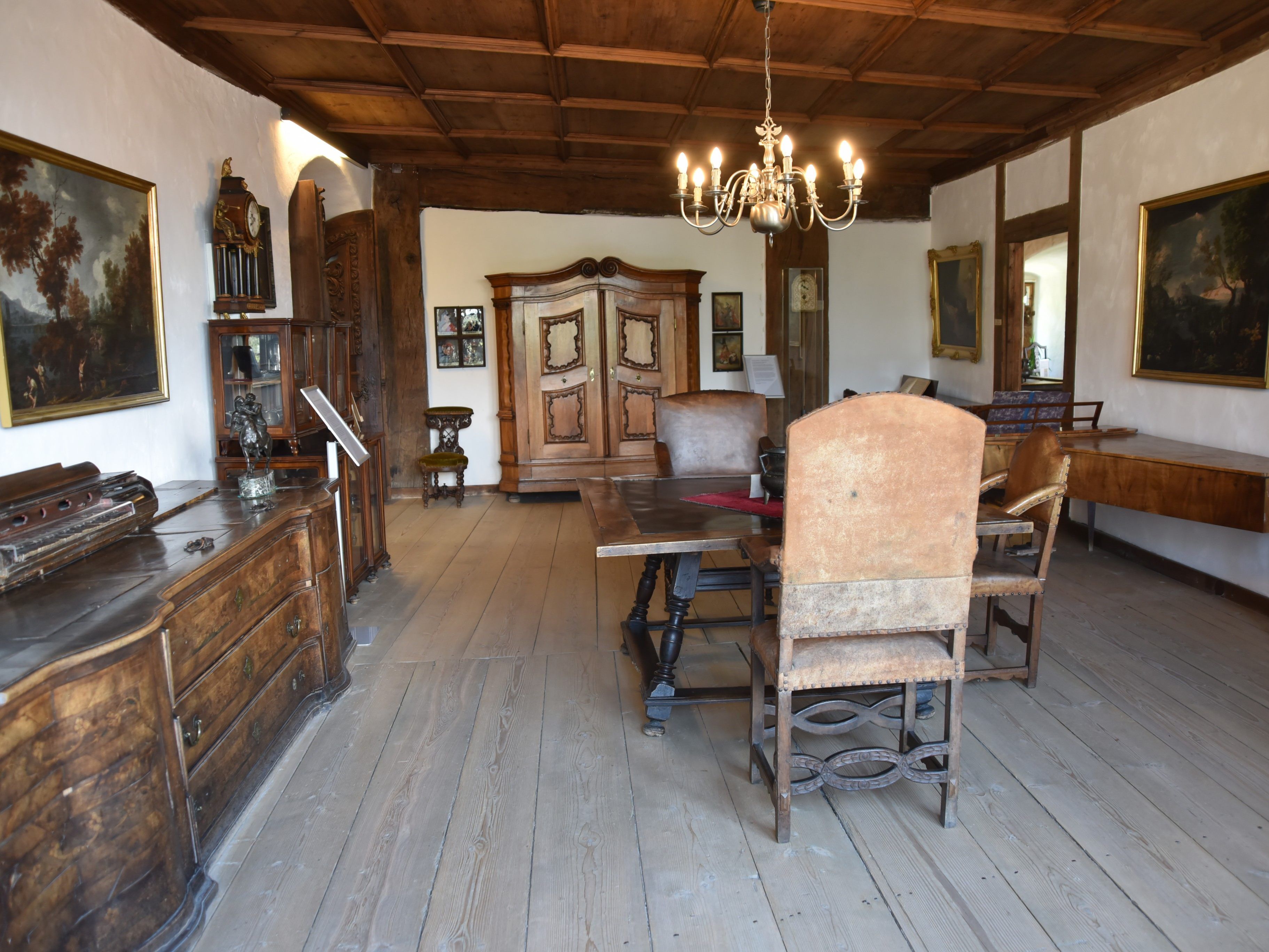 Das Bürgerliche Zimmer oder auch Musikzimmer wartet mit interessantem Mobiliar und Instrumenten auf. Das Bürgerliche Zimmer oder auch Musikzimmer wartet mit interessantem Mobiliar und Instrumenten auf.