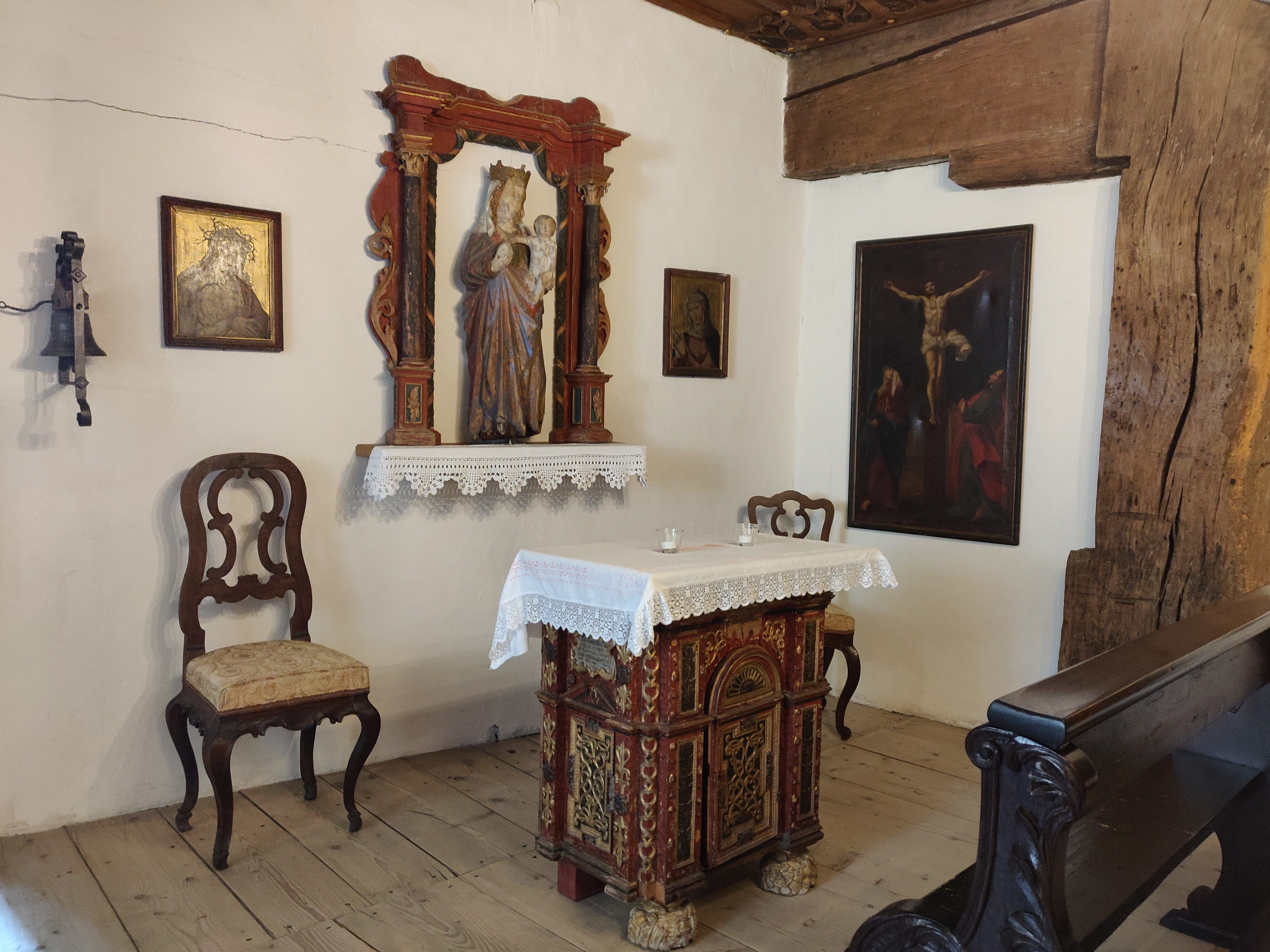 Zuerst Tabernakelschrank, dann in einer Hotelbar als Spirtuosenschrank, heute Zelebrationsaltar in der Burgkapelle.