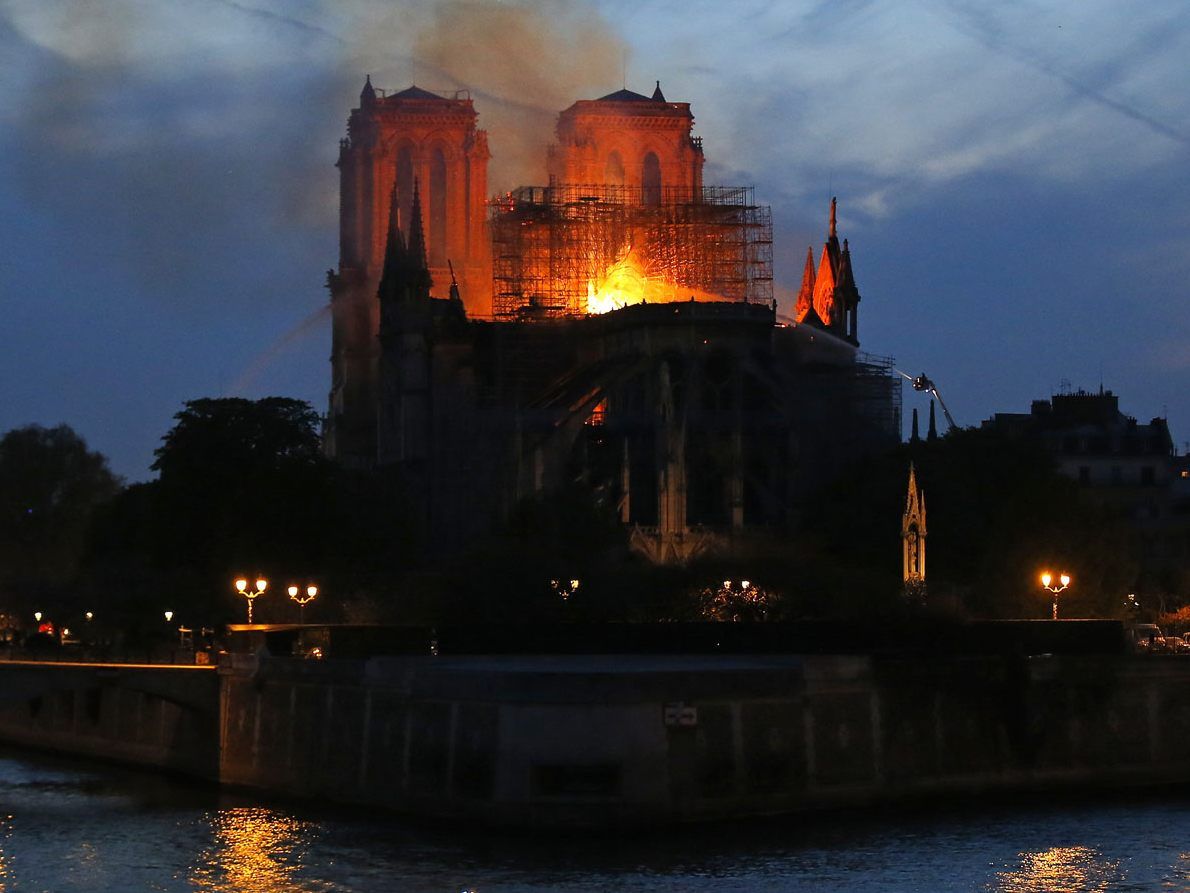 Am Abend des 15. April 2019 bekämpften die Feuerwehren von Paris noch den Brand in der Kathedrale Notre Dame.