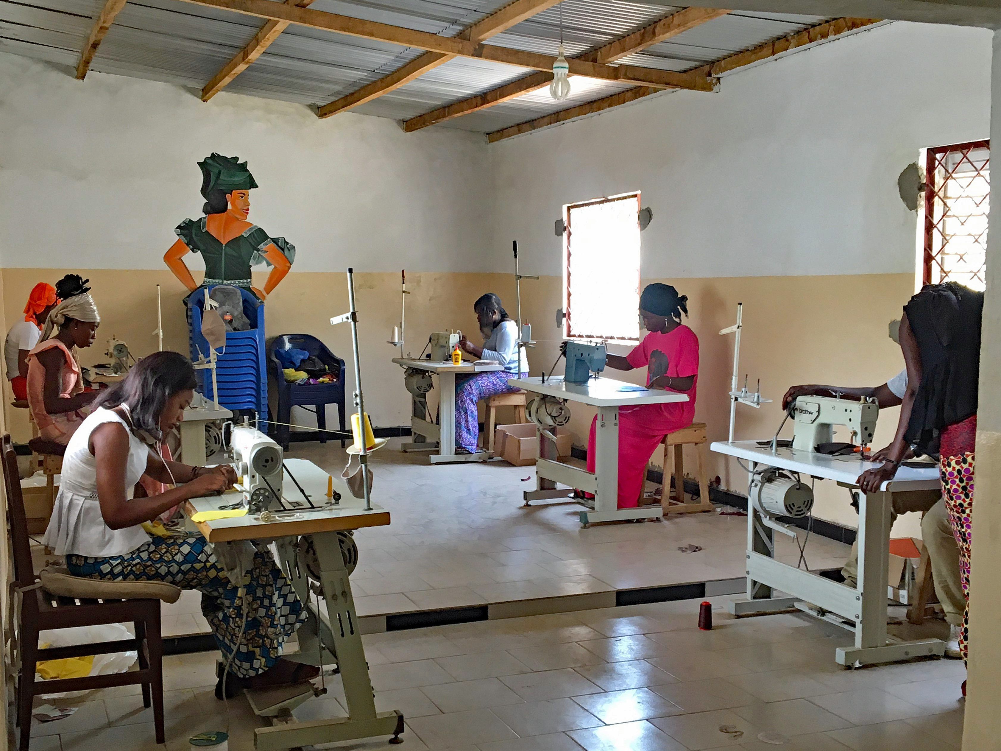 In der Schneiderlehrwerkstätte von „Wissen macht Stark“ in MBalling/Senegal werden derzeit Schutzmasken genäht.