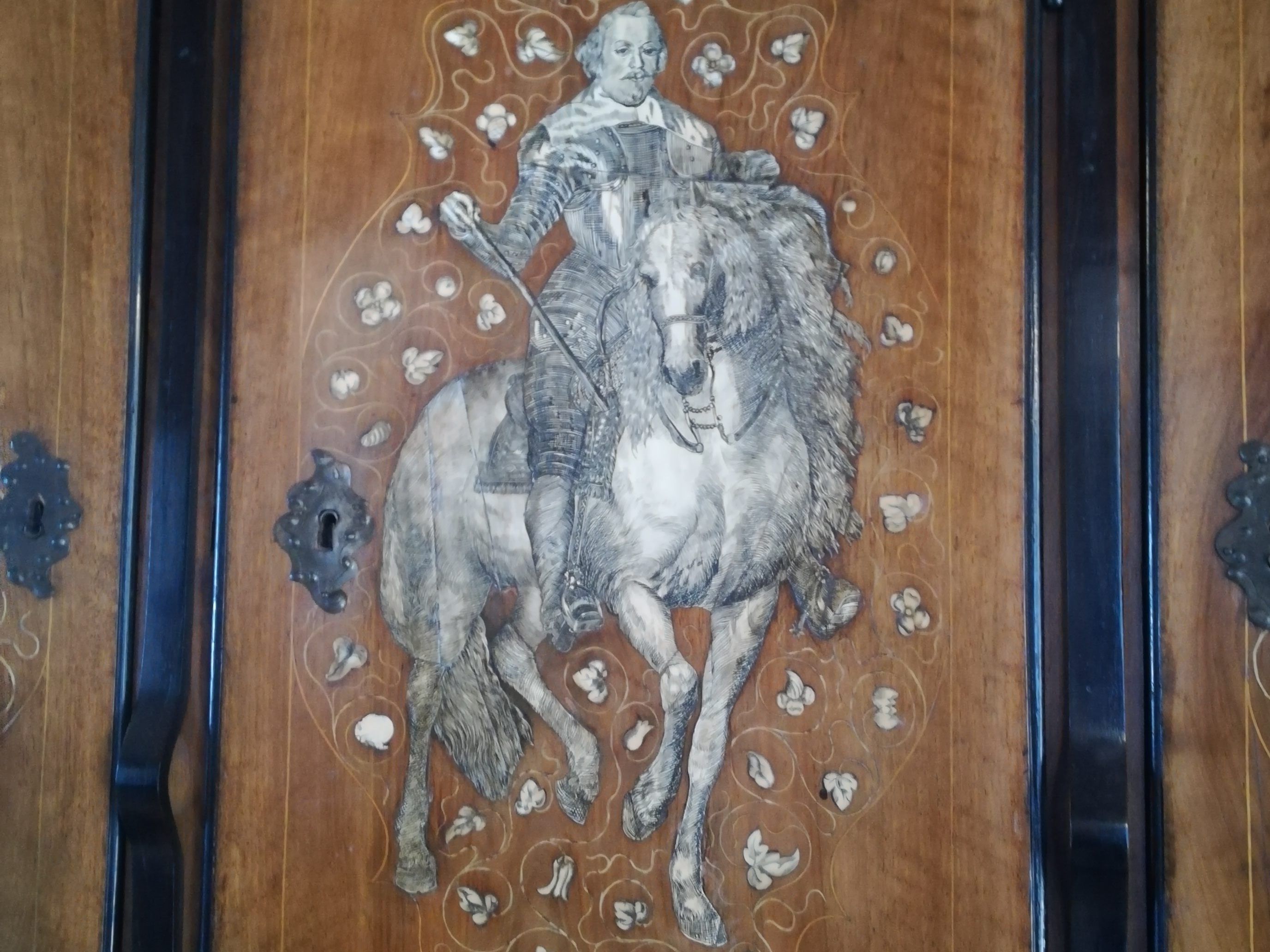 Stolz blickt Francesco de Monarda vom sogenannten "Prader-Schrank" herunter.