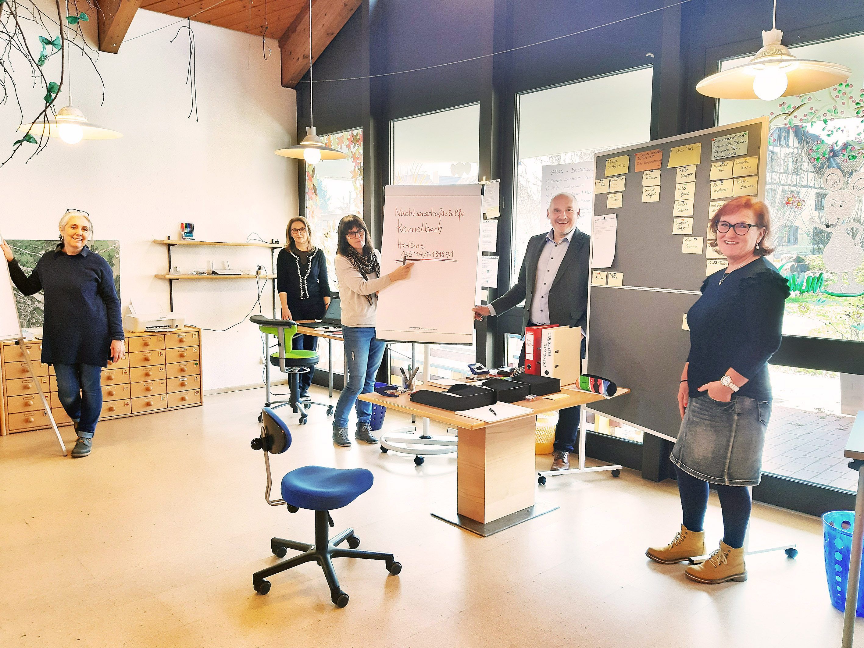 Am Kennelbacher Telefon zur Nachbarschaftshilfe im Einsatz: Bettina Gmeiner, Cornelia Vögel, Stefanie Orsingher und Karin Festini mit Bürgermeister Peter Halder, natürlich alle im Sicherheitsabstand. Am Kennelbacher Telefon zur Nachbarschaftshilfe im Einsatz: Bettina Gmeiner, Cornelia Vögel, Stefanie Orsingher und Karin Festini mit Bürgermeister Peter Halder, natürlich alle im Sicherheitsabstand.