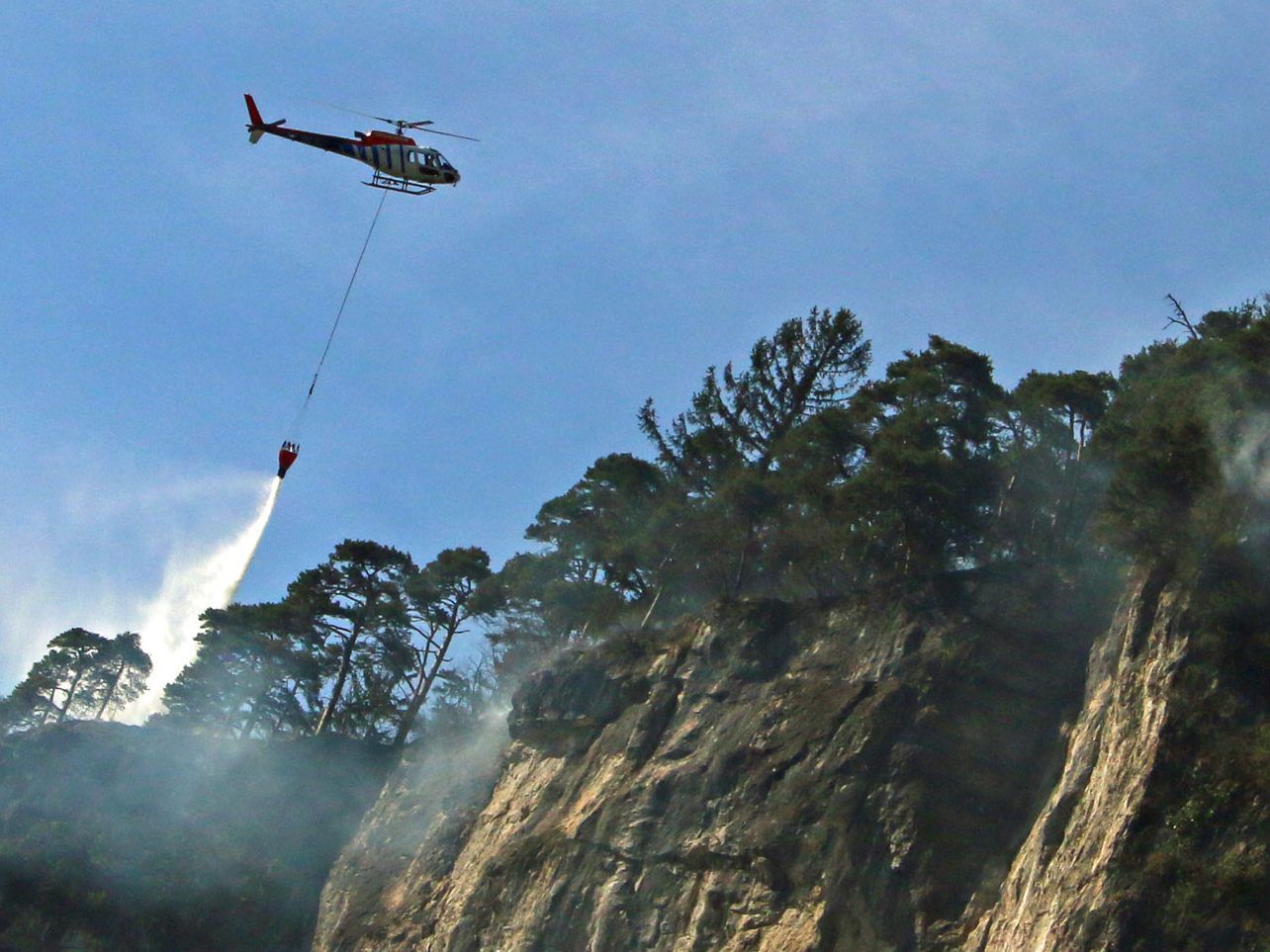 Die Waldbrandgefahr ist aktuell nicht zu unterschätzen. (im Bild ein Waldbrand in Nüziders 2015)