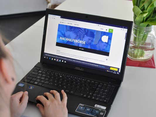 In der Online-Nachhilfebörse unter www.aha.or.at/nachhilfeboerse kann selbstständig nach passenden NachhilfelehrerInnen gesucht werden.