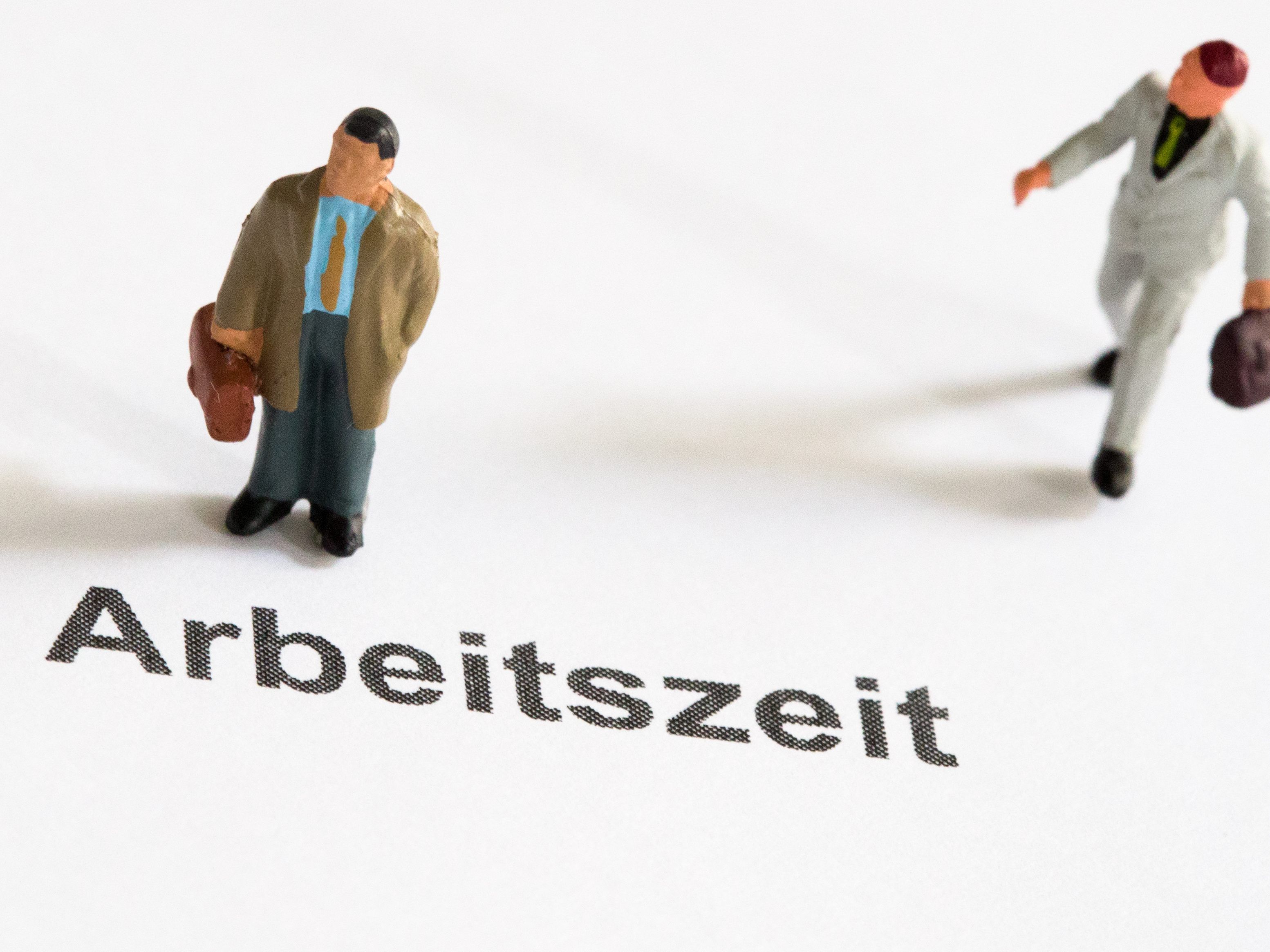 Die SPÖ fordert eine Reduktion der Arbeitszeit. Die SPÖ fordert eine Reduktion der Arbeitszeit.