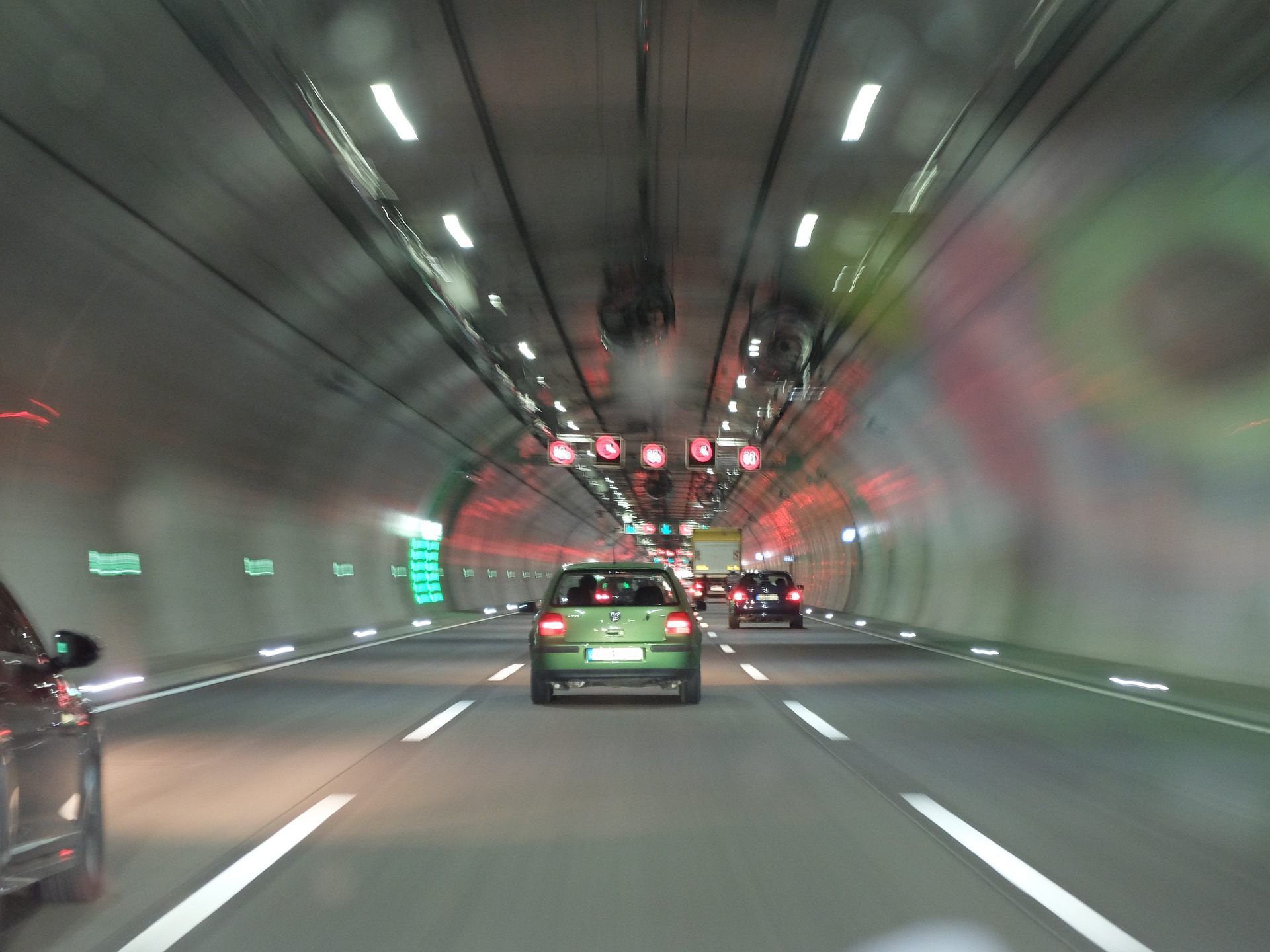 In mehreren Tunnel werden Reinigungsarbeiten durchgeführt.