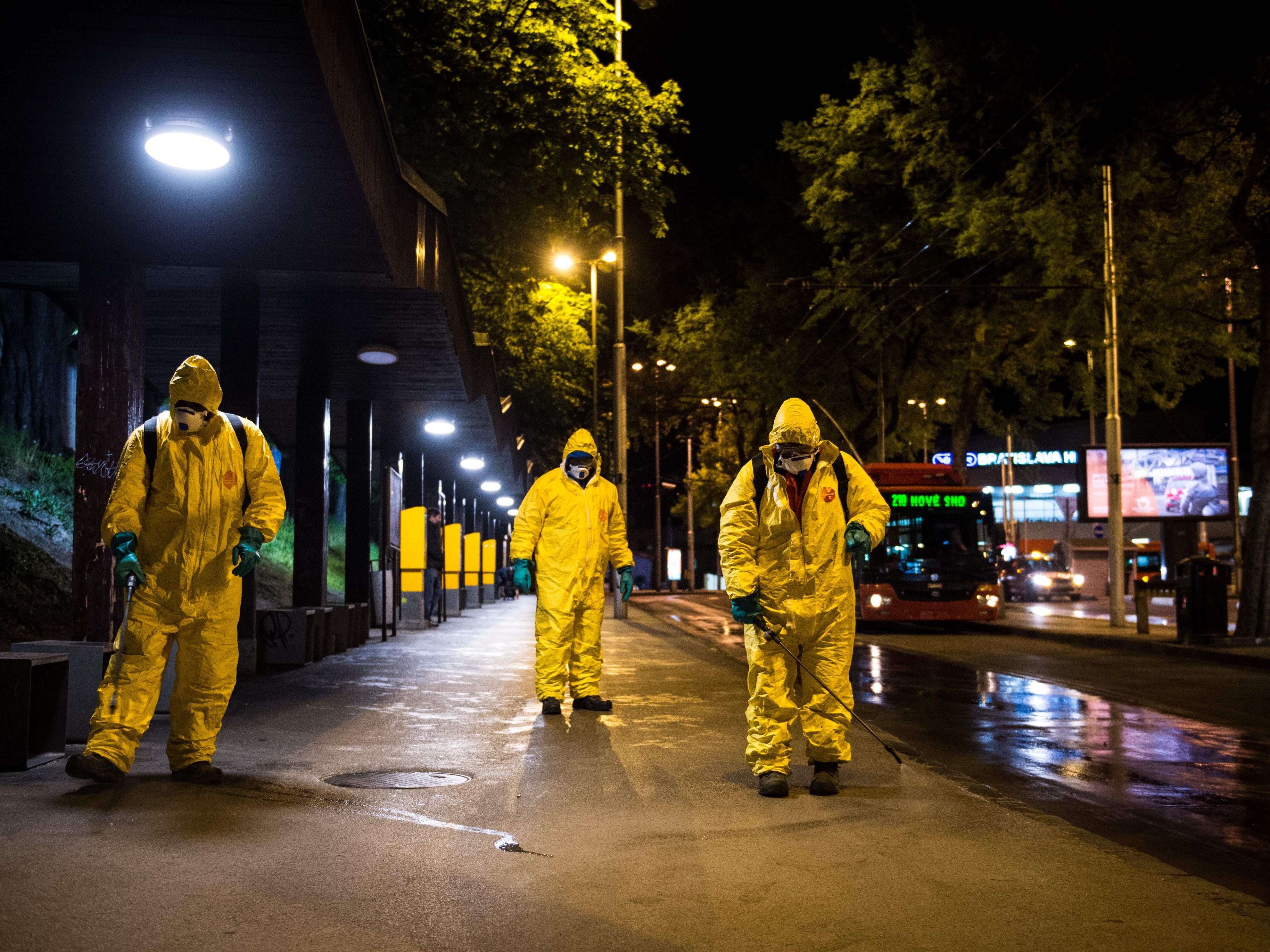 Straßen in Bratislava werden desinfiziert.