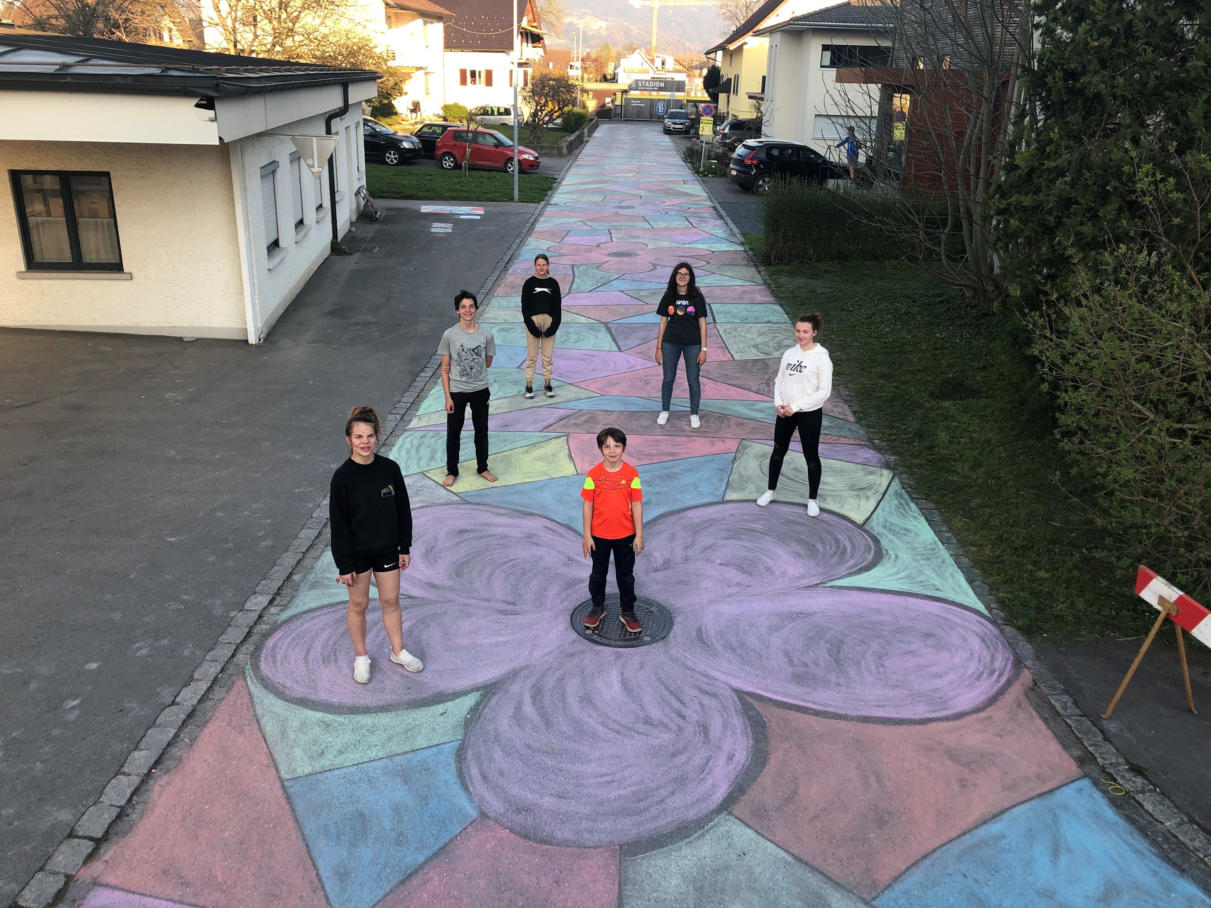 Emma, Sven, Linda, Magnus, Alexa, Michal und Vivi (nicht auf dem Bild) bemalten die Straße vor dem Eingang zum Fußballstadion Emma, Sven, Linda, Magnus, Alexa, Michal und Vivi (nicht auf dem Bild) bemalten die Straße vor dem Eingang zum Fußballstadion
