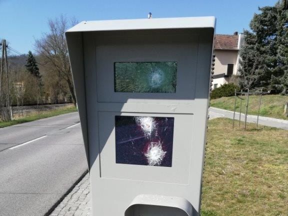 Mehrere stationäre Radarfallen wurden zerstört.