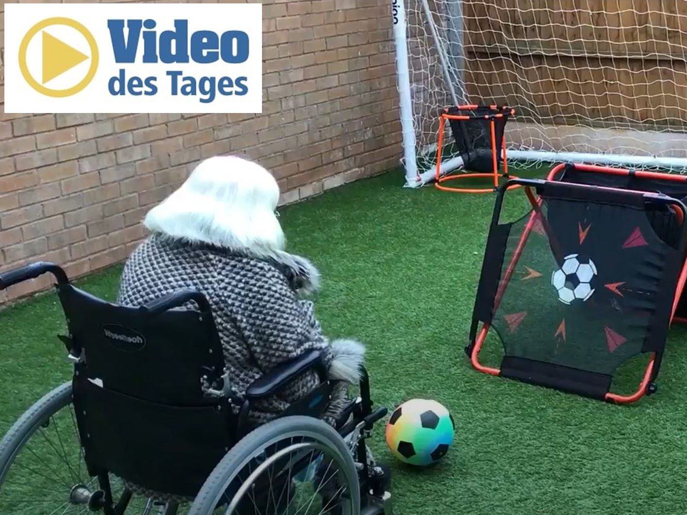 Die 85-jährige Violet Slater zeigt ihr Können mit Trickschüssen aus dem Rollstuhl.