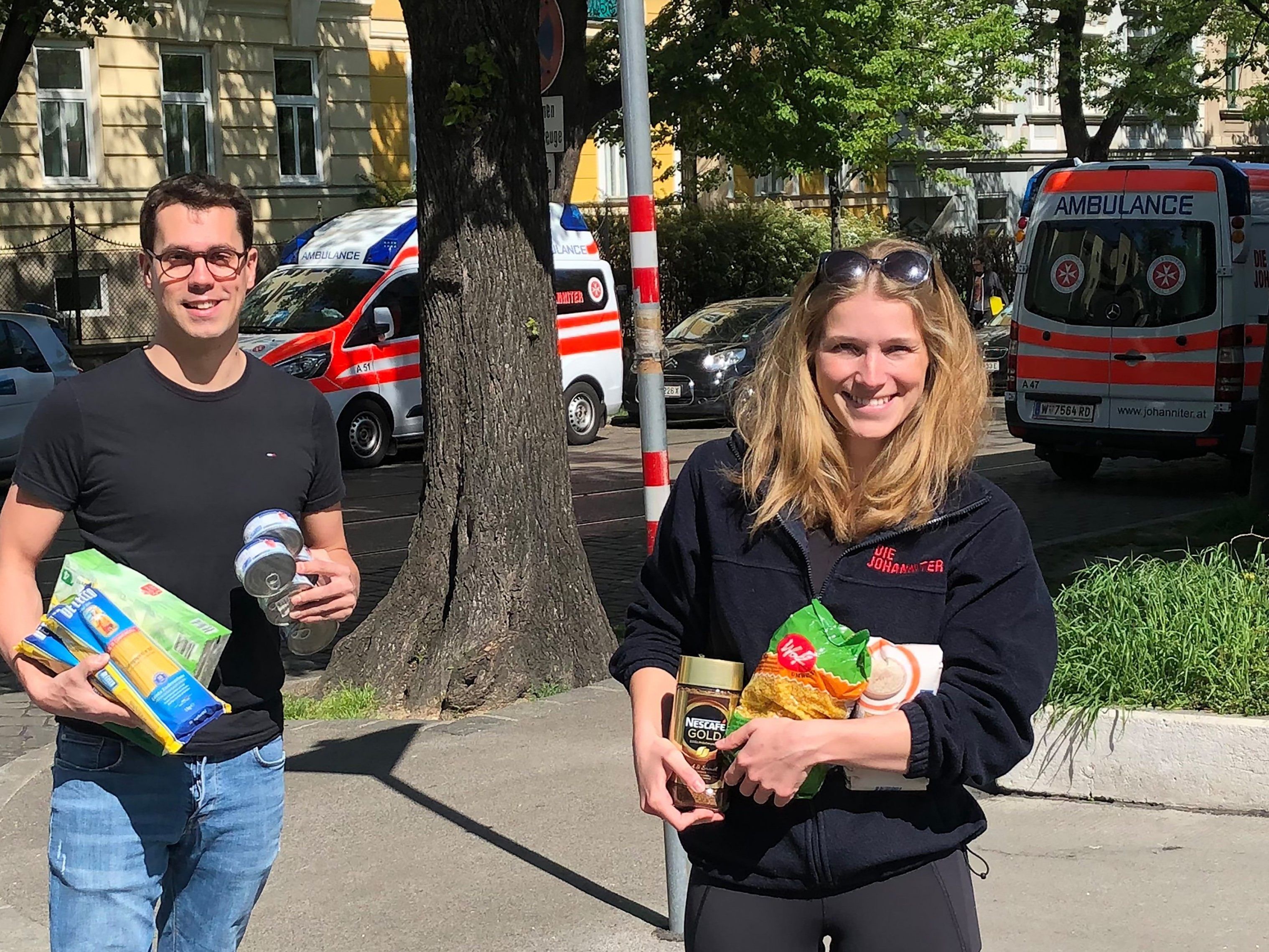 Oliver Moellner und Sarah Huf von "Währing hilft" im Einsatz