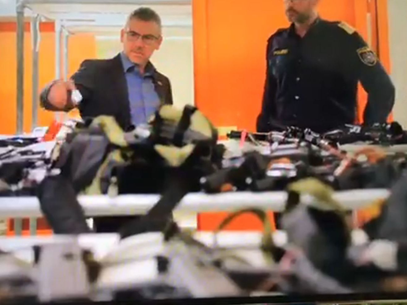 Die Polizei veröffentlichte Aufnahmen, die das Ausmaß des Fundes darstellen. Die Polizei veröffentlichte Aufnahmen, die das Ausmaß des Fundes darstellen.