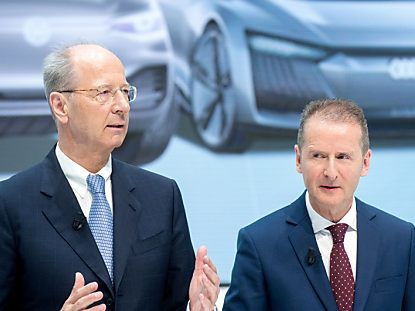 Pötsch und Diess im Rahmen einer Pressekonferenz im Jahr 2018 Pötsch und Diess im Rahmen einer Pressekonferenz im Jahr 2018