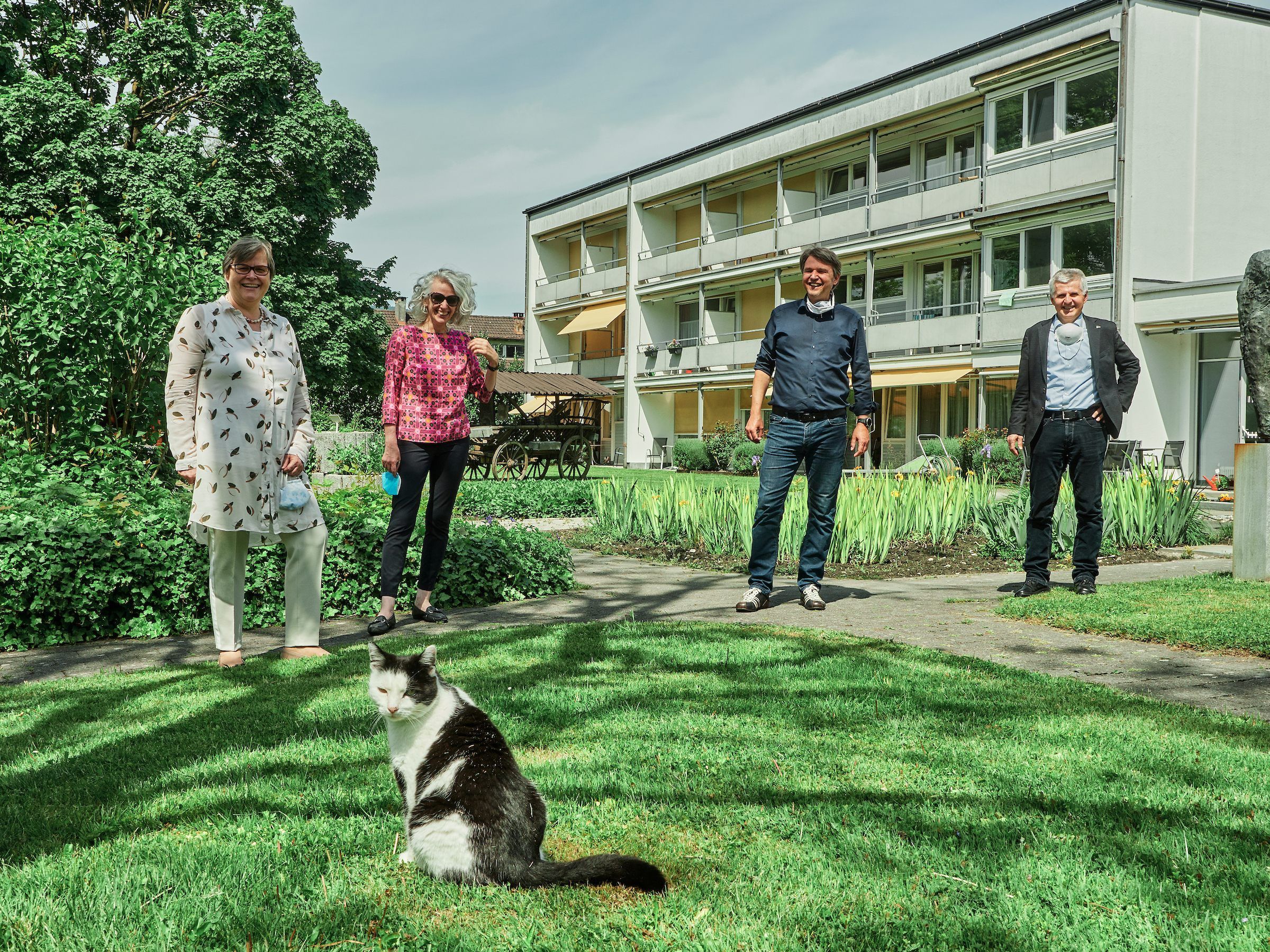 DKater Felix macht täglich Visite im Garten und empfängt die Besucherinnen und Besucher: Gesundheitsgemeinderätin Susanne Andexlinger, Pflegedienstleiterin Helga Koch-Tumler, Bürgermeister Kurt Fischer und Geschäftsführer Franz Reich.