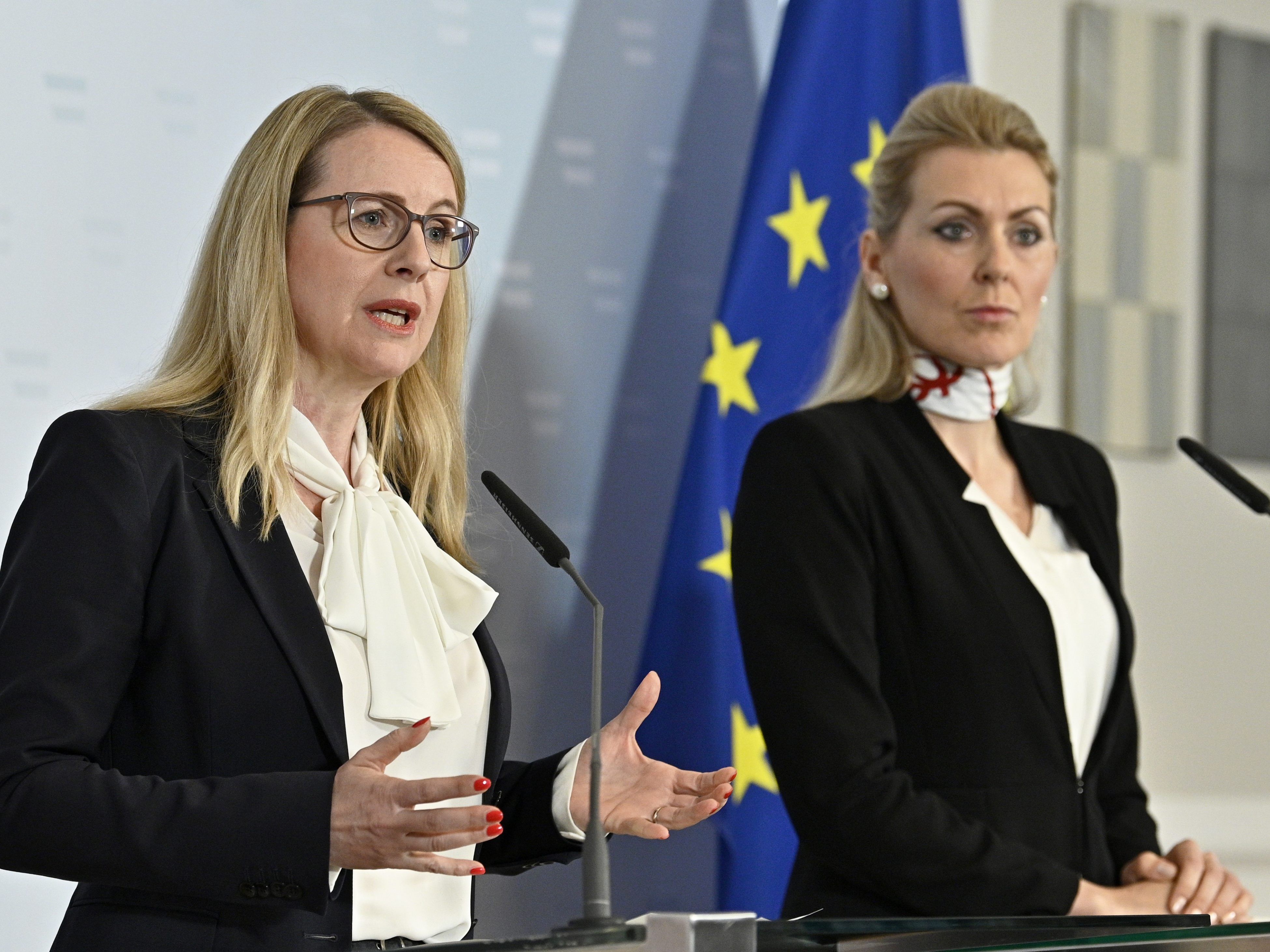 Die Ministerinnen Schramböck und Aschbacher.