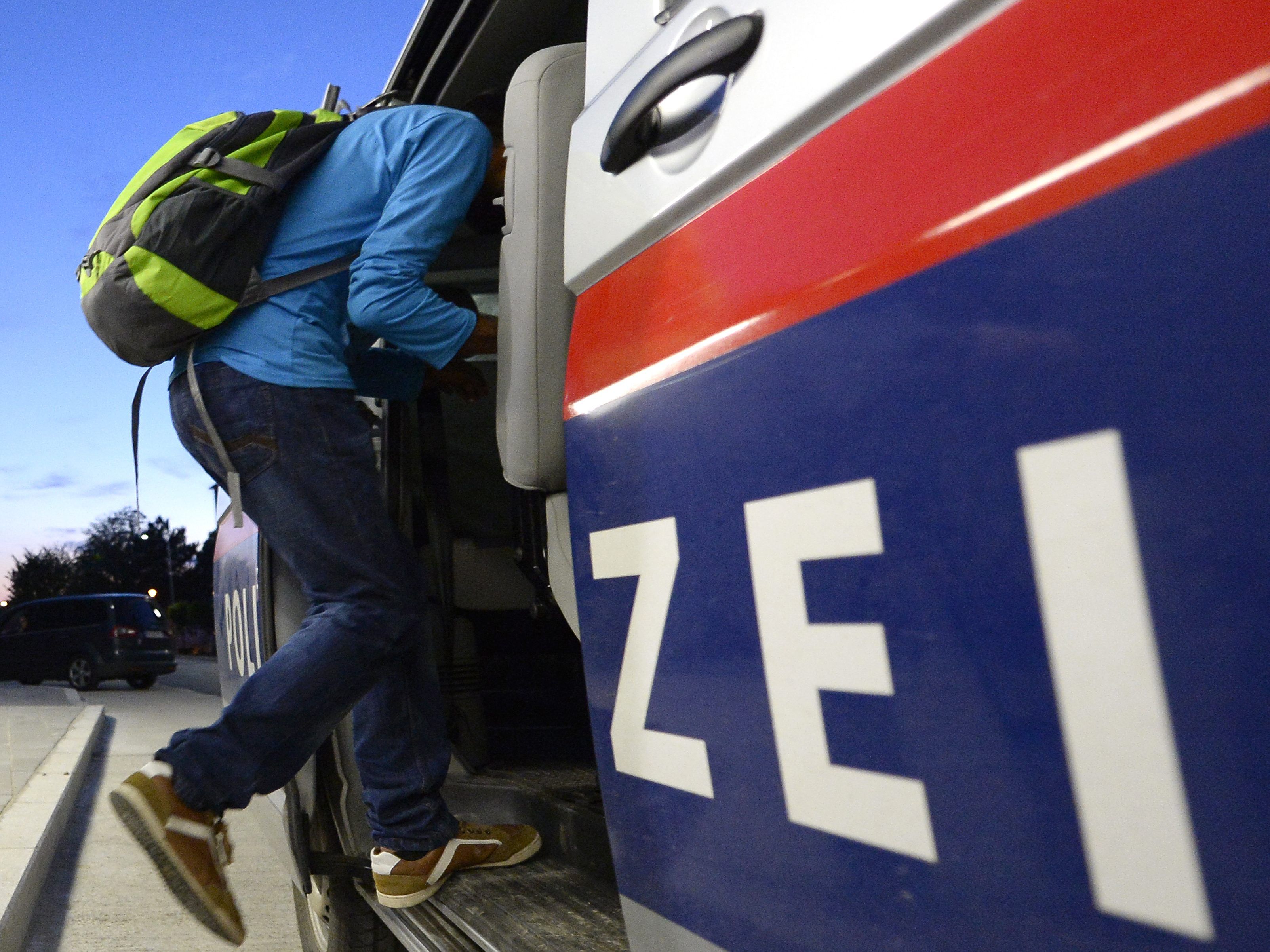 Vier junge Männer in Lkw-Sattelanhänger gefunden.