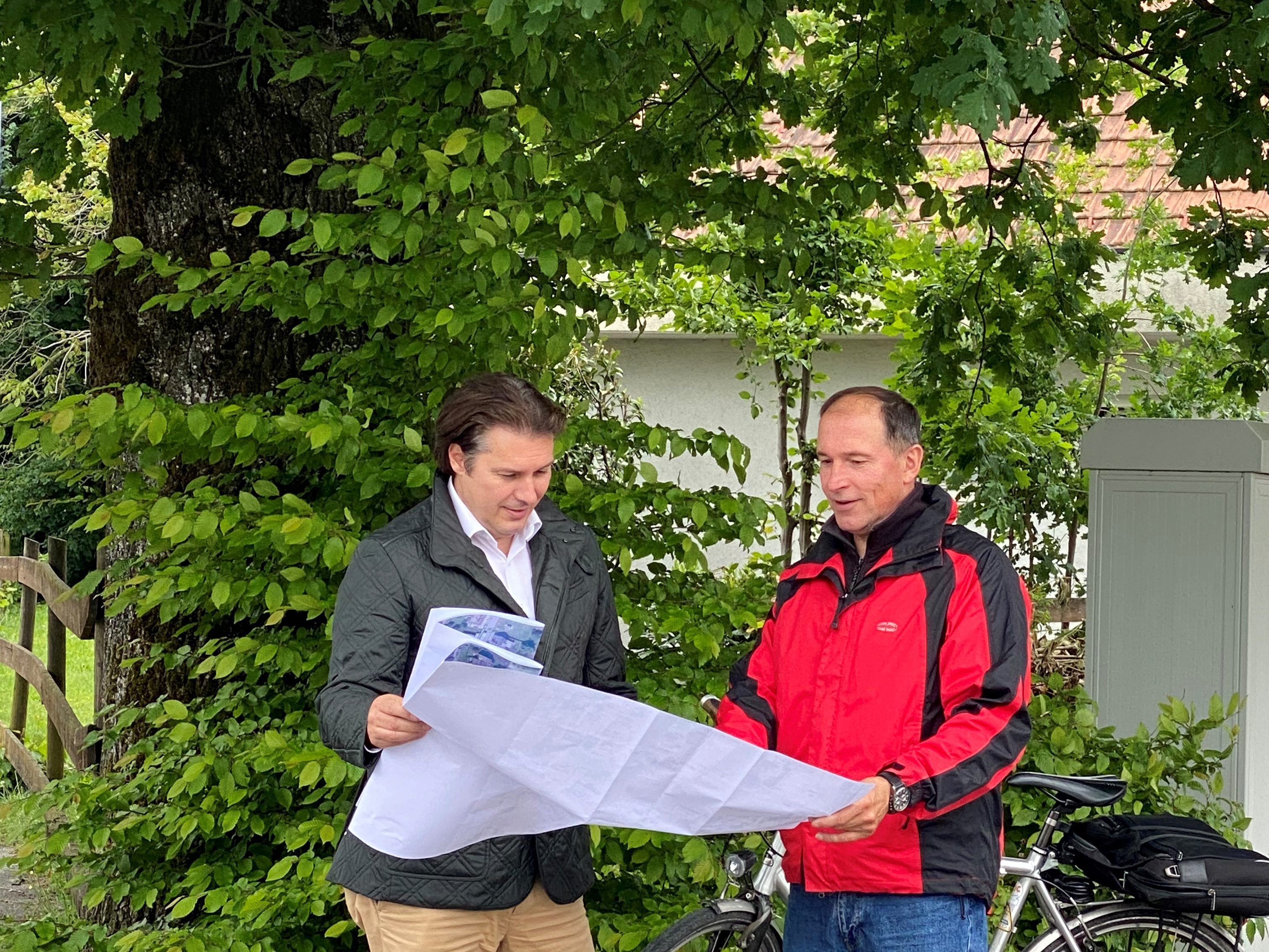 GR Martin Fitz und GR Dietmar Haller besichtigen den neu zu gestaltenden Kreuzungsbereich Grüttstraße/Sandstraße unter naturnahem Einbezug der alten Eiche. GR Martin Fitz und GR Dietmar Haller besichtigen den neu zu gestaltenden Kreuzungsbereich Grüttstraße/Sandstraße unter naturnahem Einbezug der alten Eiche.